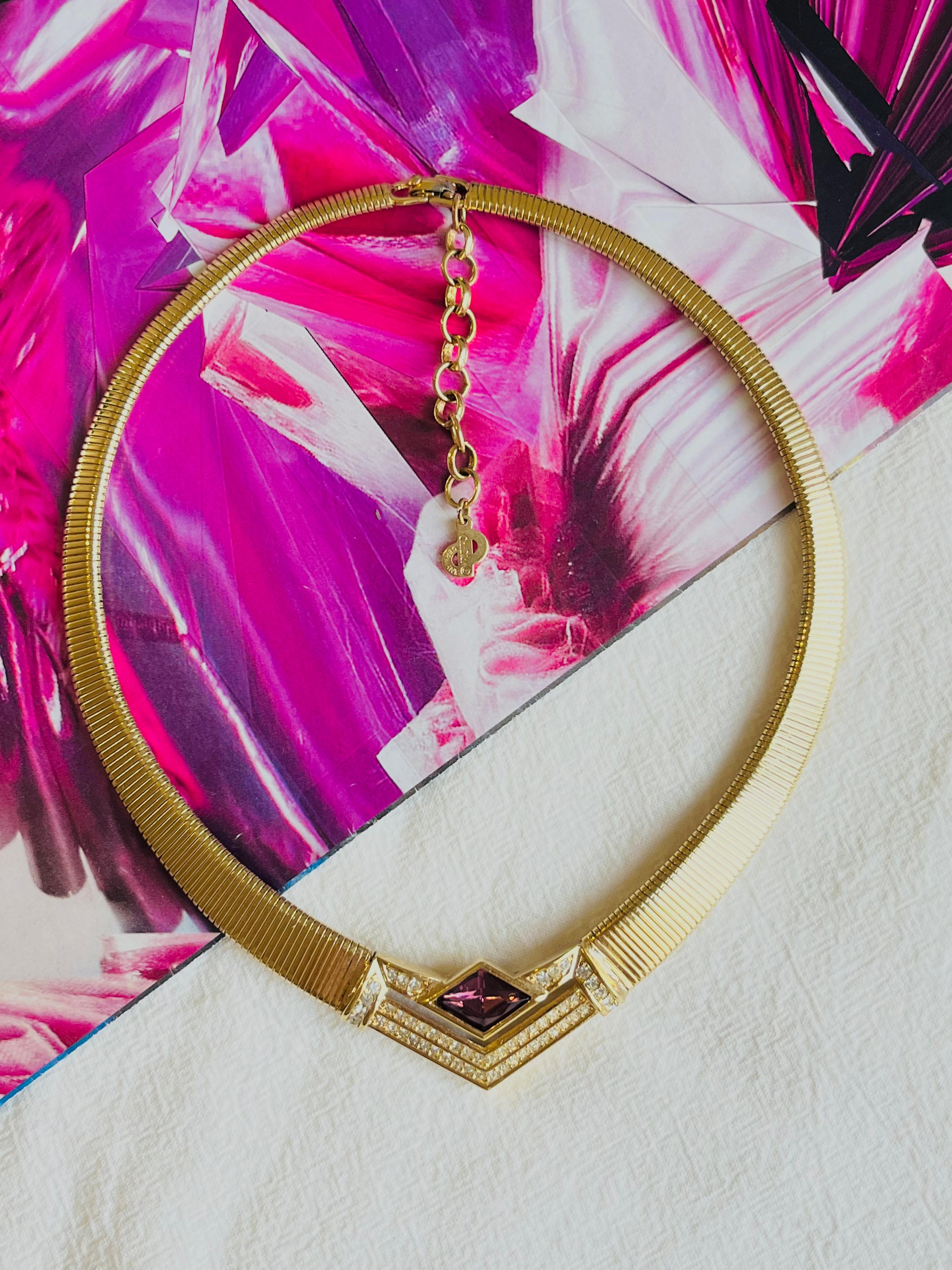 Christian Dior Vintage 1980s Ribbed Amethyst Crystals Triangle Omega Necklace In Excellent Condition For Sale In Wokingham, England