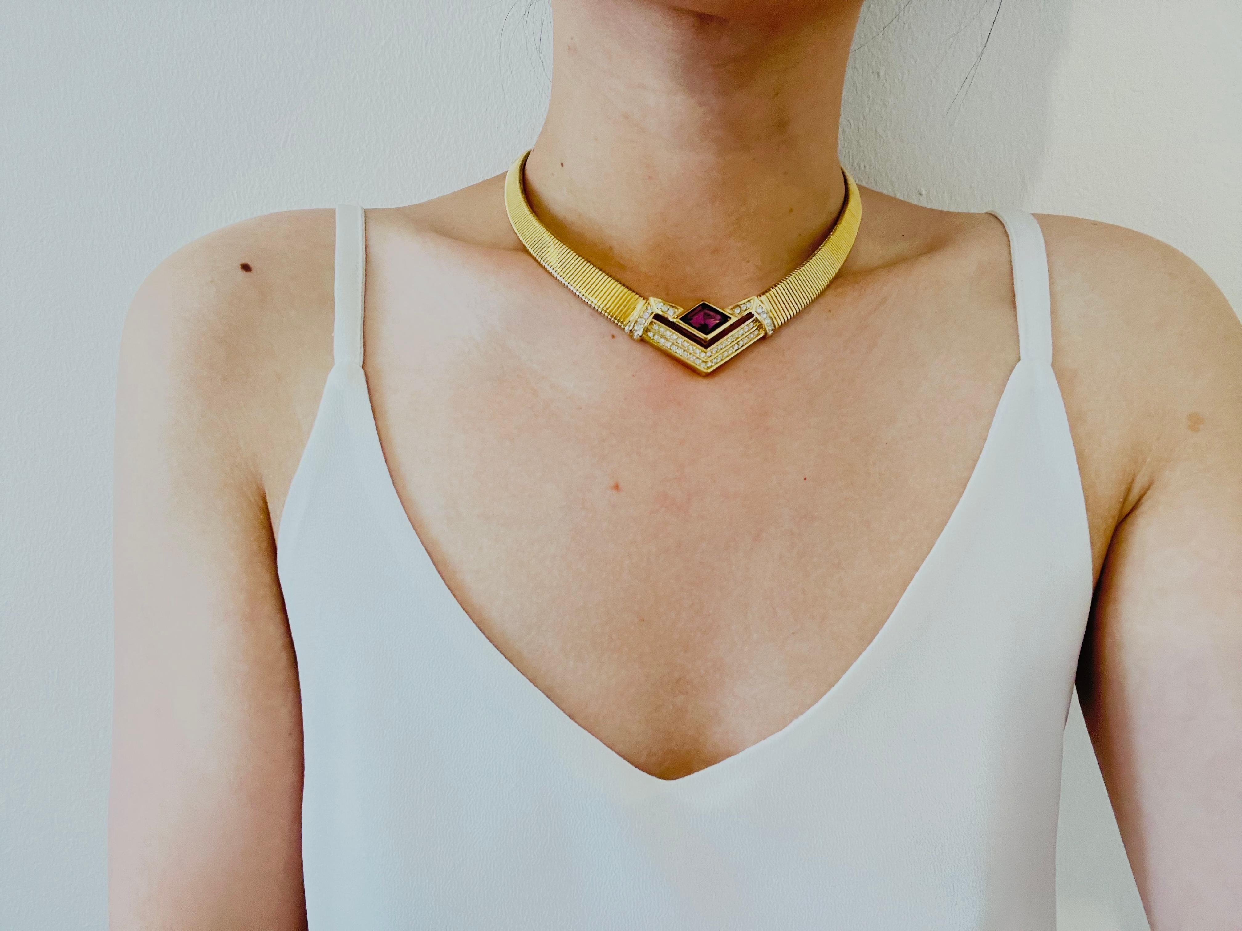 Christian Dior Vintage 1980s Ribbed Amethyst Crystals Triangle Omega Necklace For Sale 1