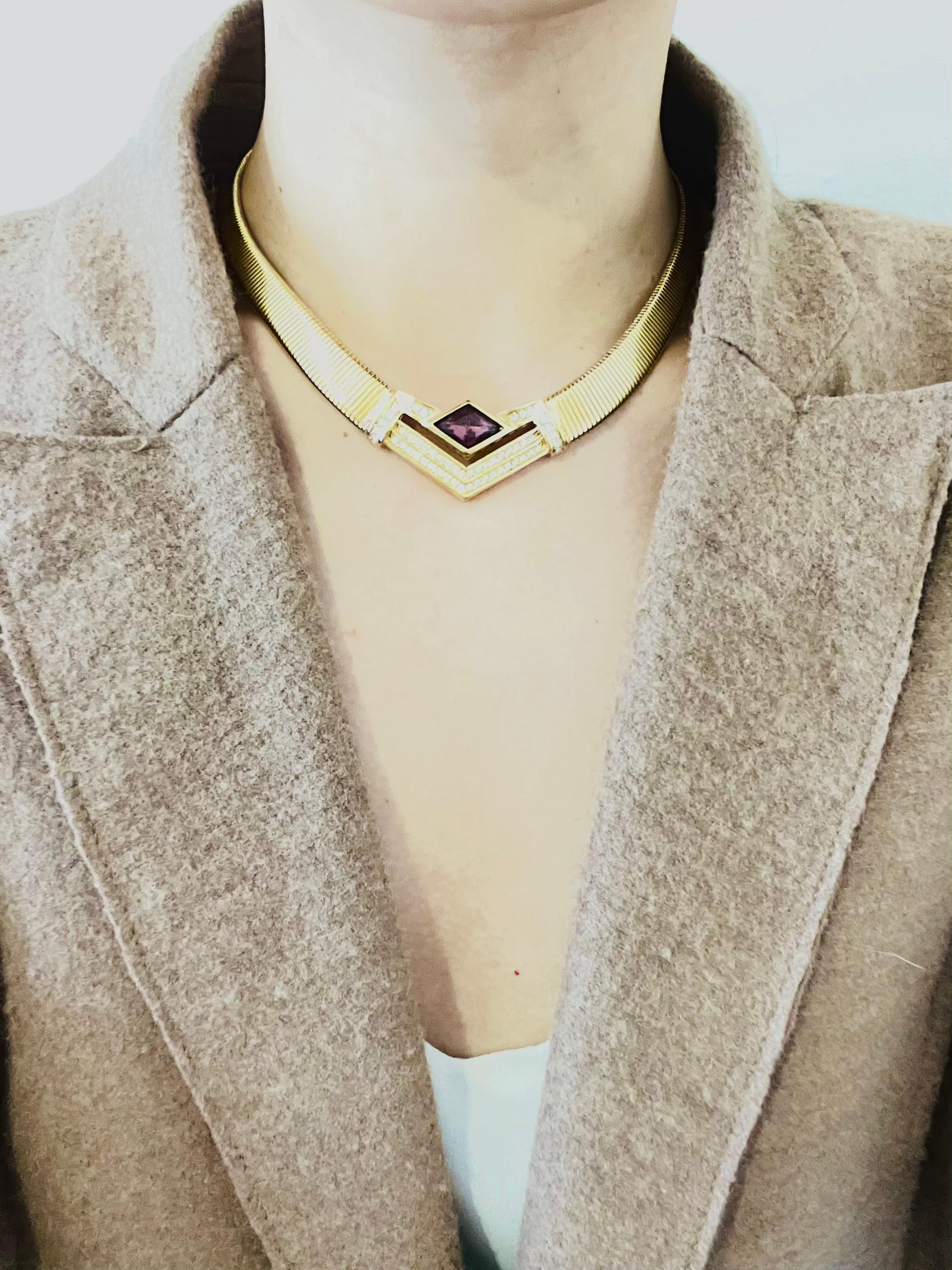 Christian Dior Vintage 1980s Ribbed Amethyst Crystals Triangle Omega Necklace For Sale 3