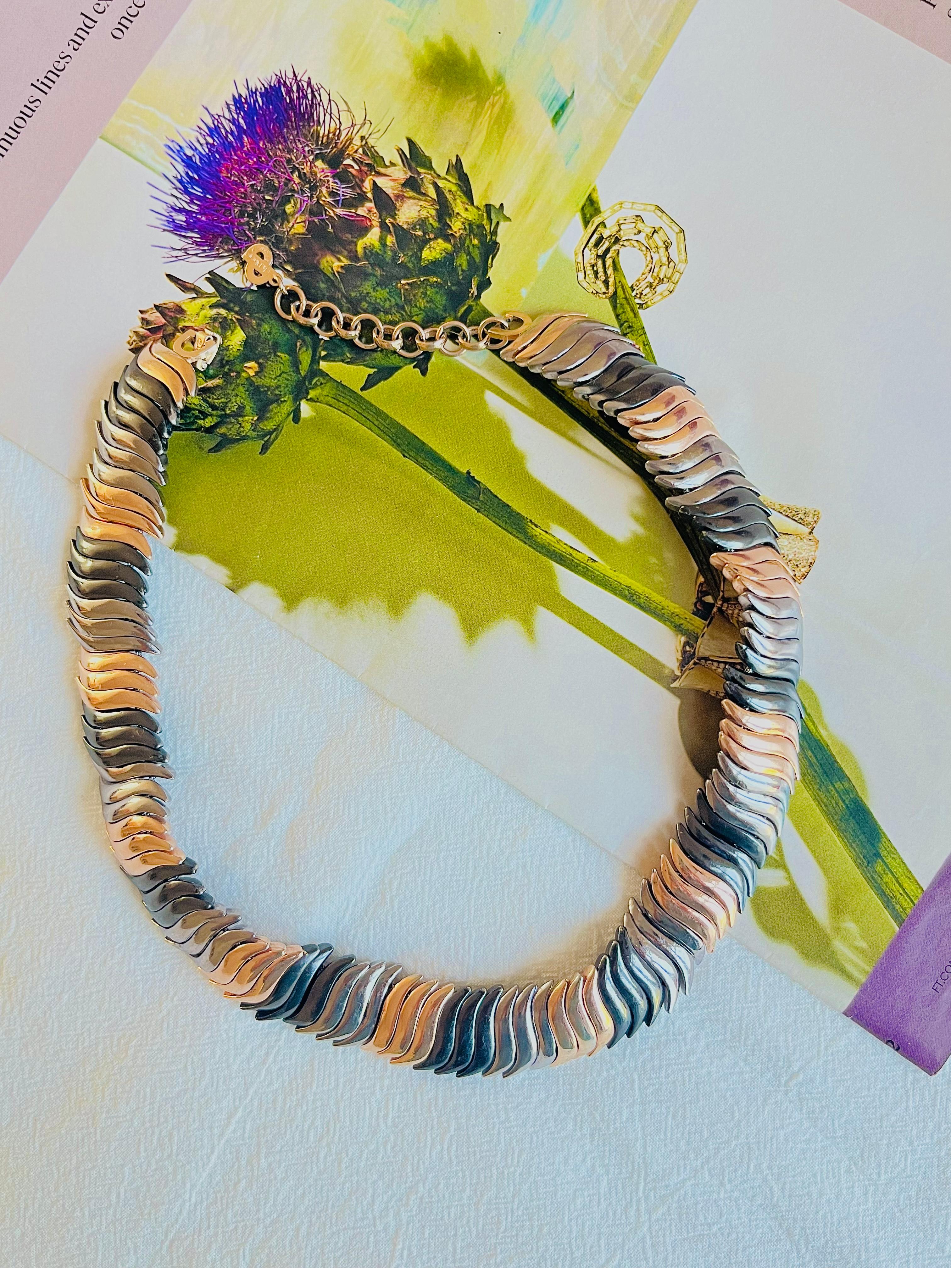 Christian Dior Vintage 1980s Unisex Ribbed Omega Grey Black Chunky Choker Necklace, Rose Gold Plated

Very good condition. 100% Genuine. Very light scratches or color loss, barely noticeable.

Marked 'Chr.Dior (C) '. Rare to find.

Materials: Rose