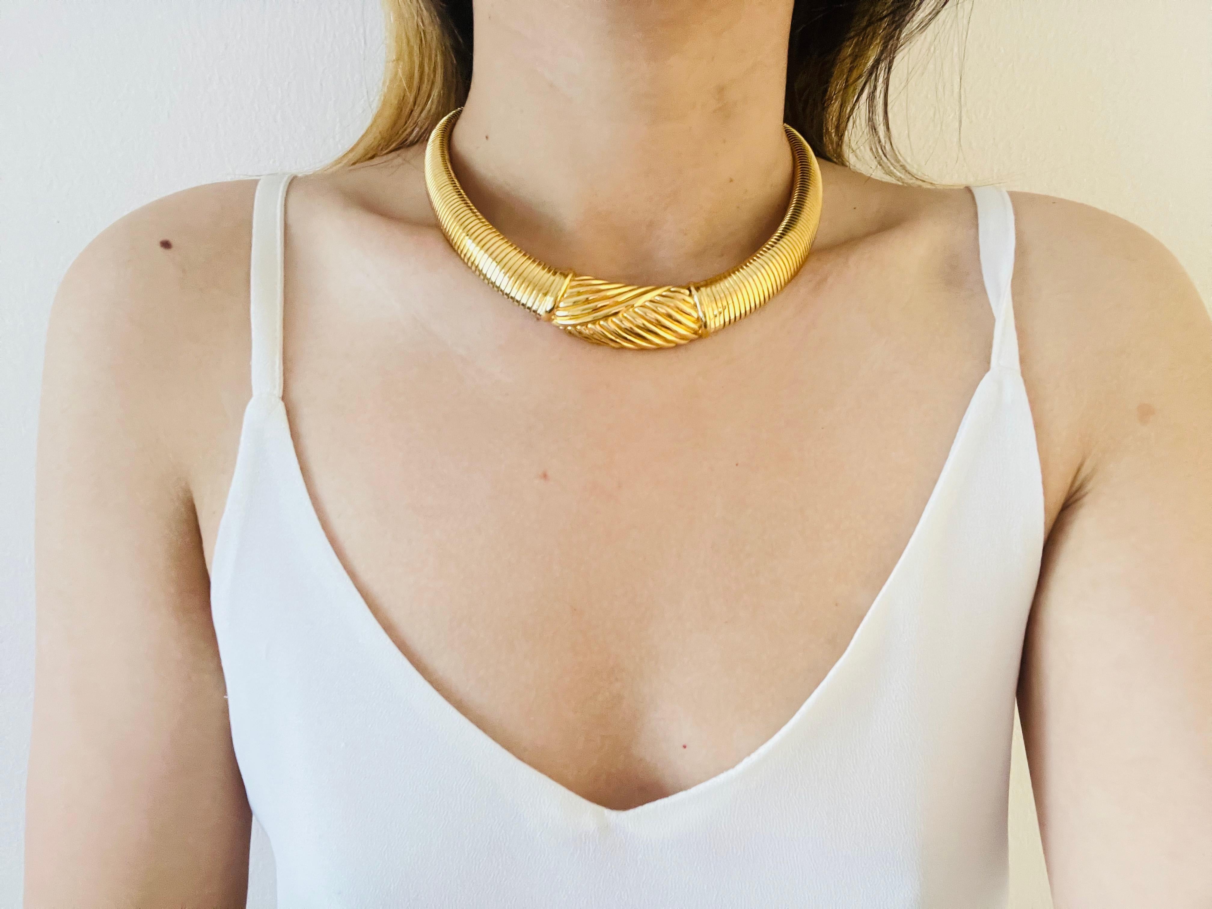 Christian Dior Vintage 1980s Ribbed Omega Snake Choker Gold Pendant Necklace In Excellent Condition In Wokingham, England
