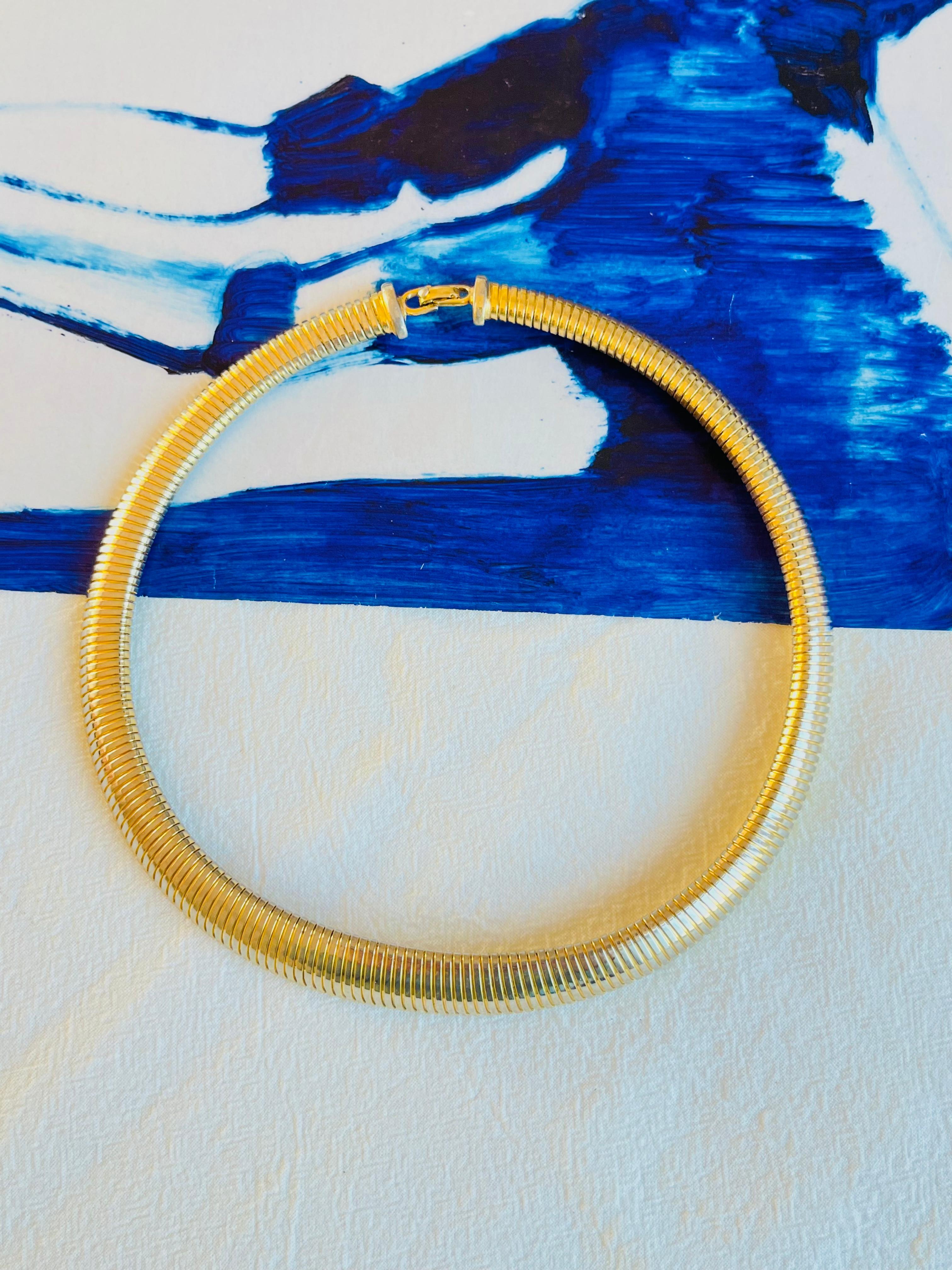Christian Dior Vintage 1980s Unisex Ribbed Omega Snake Chunky Collar Choker Necklace, Gold Plated

Very good condition. Some light colour loss or scratches. 100% Genuine.

Crafted from polished gold plated brass with a circular design, this choker
