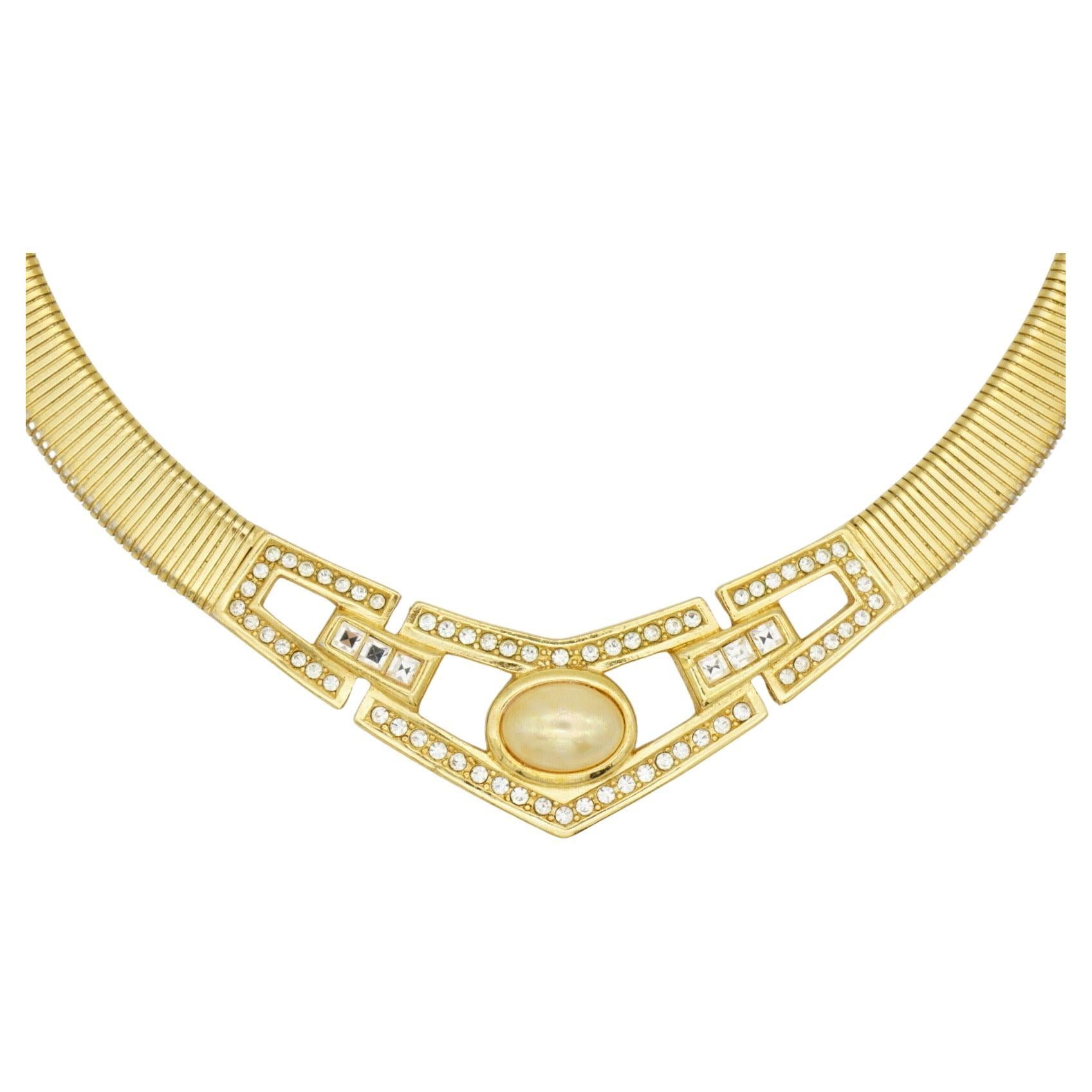 Christian Dior Vintage Años 80 Acanalado Blanco Ovalado Cristales De Perla Calados Triángulo Entrelazado Gran Colgante Collar Omega Collar Gargantilla, Tono Dorado

Muy buen estado. Raro de encontrar. 100% original. Marcado 'Chr.Dior (C)