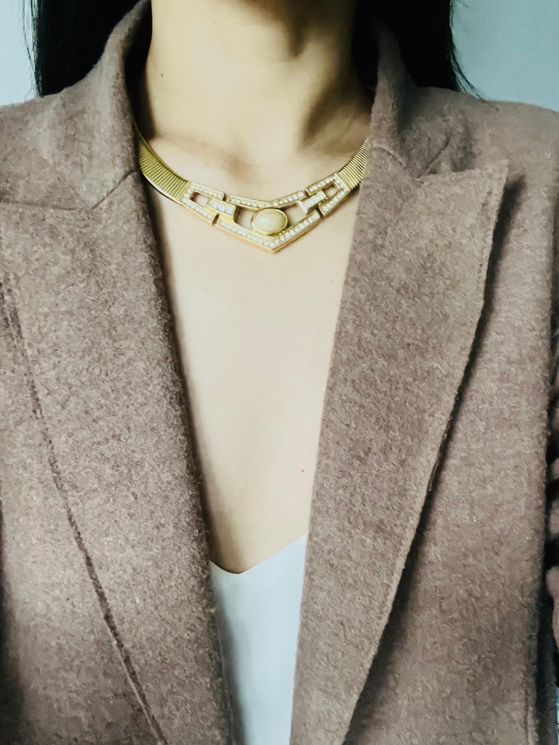 Christian Dior Vintage Años 80 Collar Omega Ovalado Calado Cristales Perla en venta 1