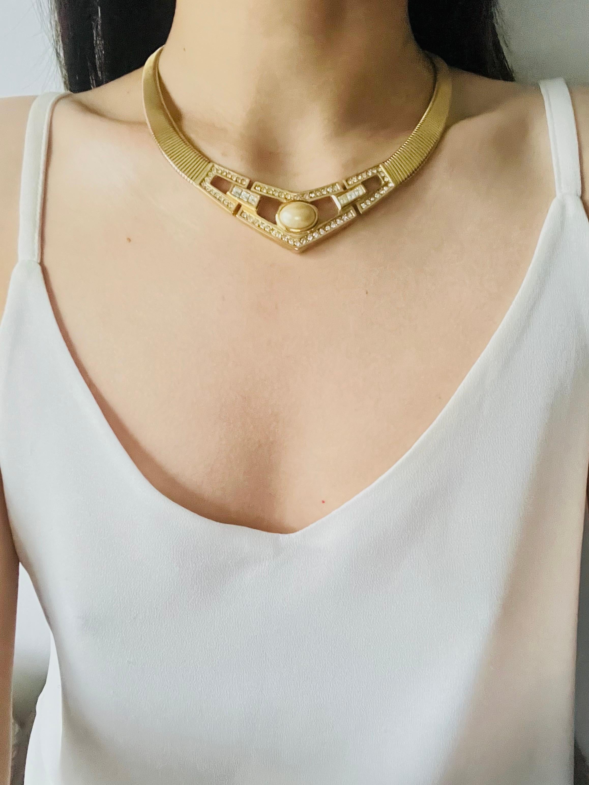 Christian Dior Vintage Años 80 Collar Omega Ovalado Calado Cristales Perla en venta 2