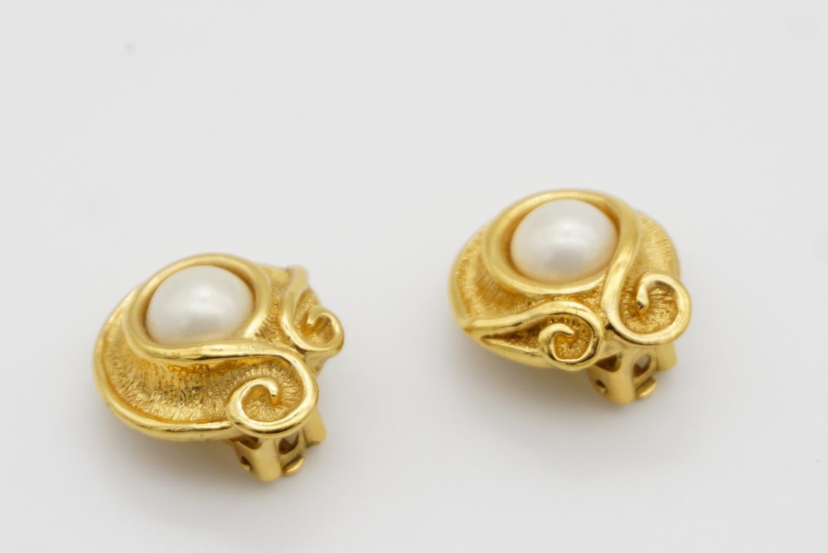 Christian Dior Vintage 1980s Round White Pearl Carved Spiral Gold Clip Earrings For Sale 1