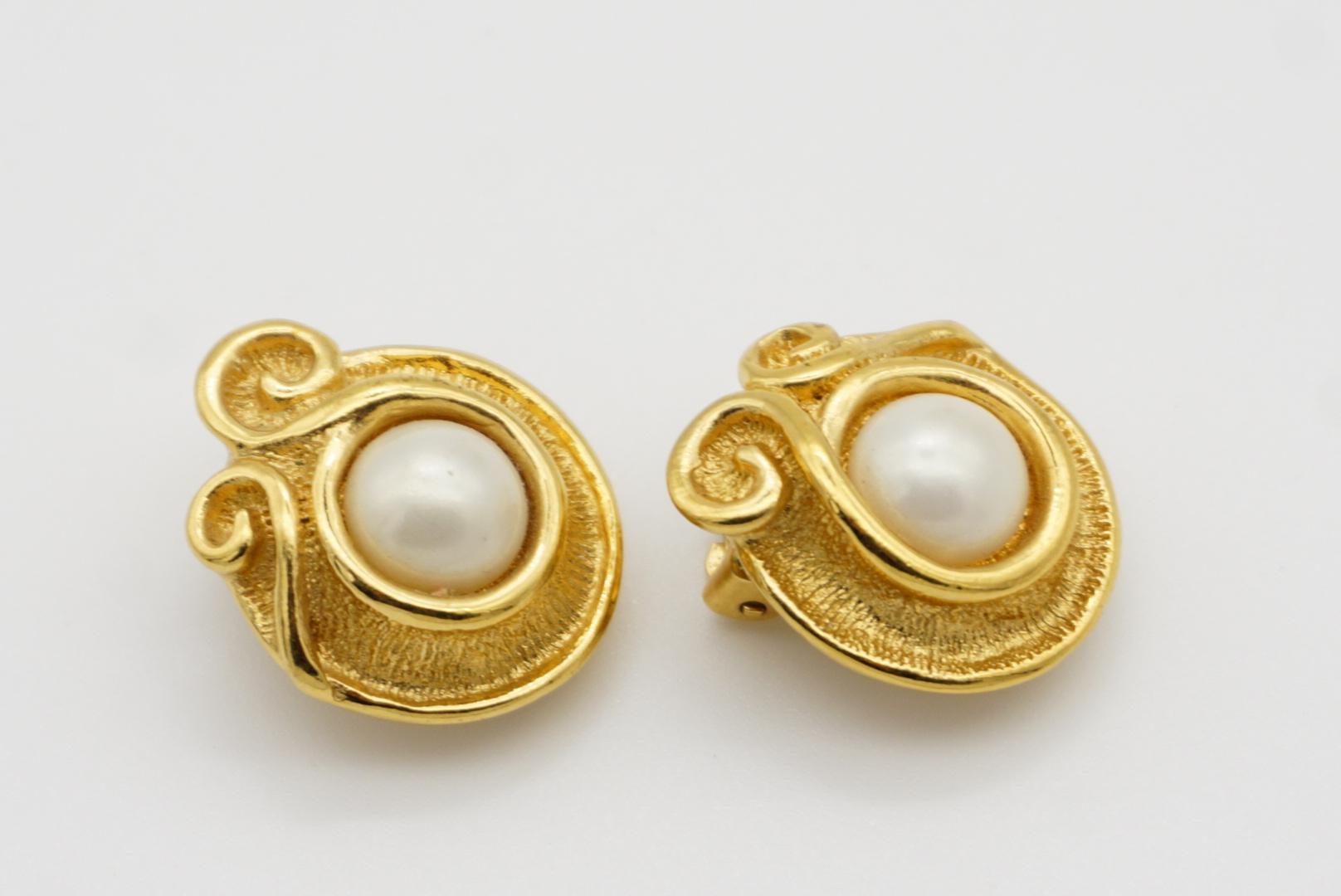 Christian Dior Vintage 1980s Round White Pearl Carved Spiral Gold Clip Earrings For Sale 2