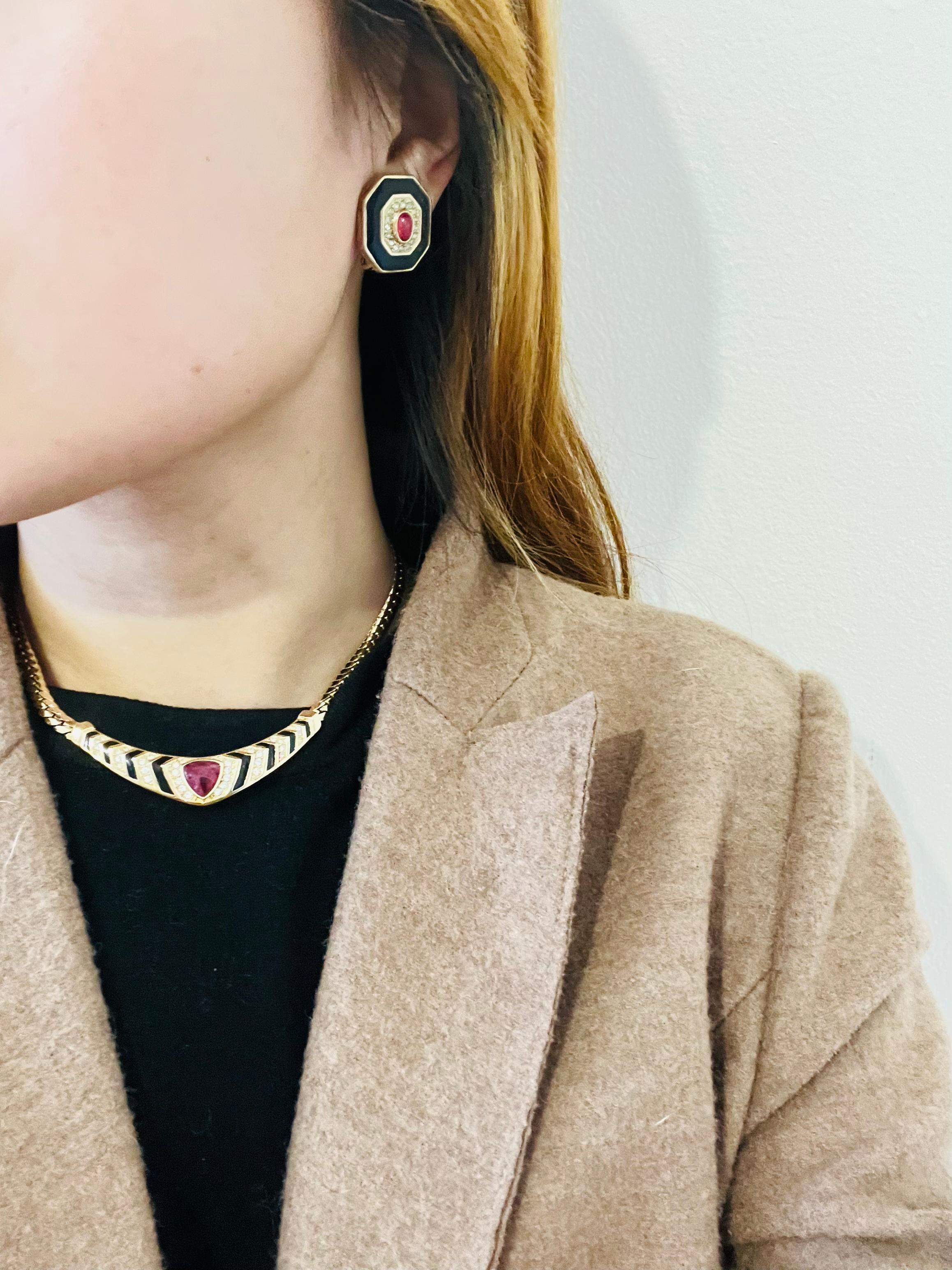 Christian Dior Vintage 1980s Ruby Black Crystals Triangle Pendant Gold Necklace For Sale 6