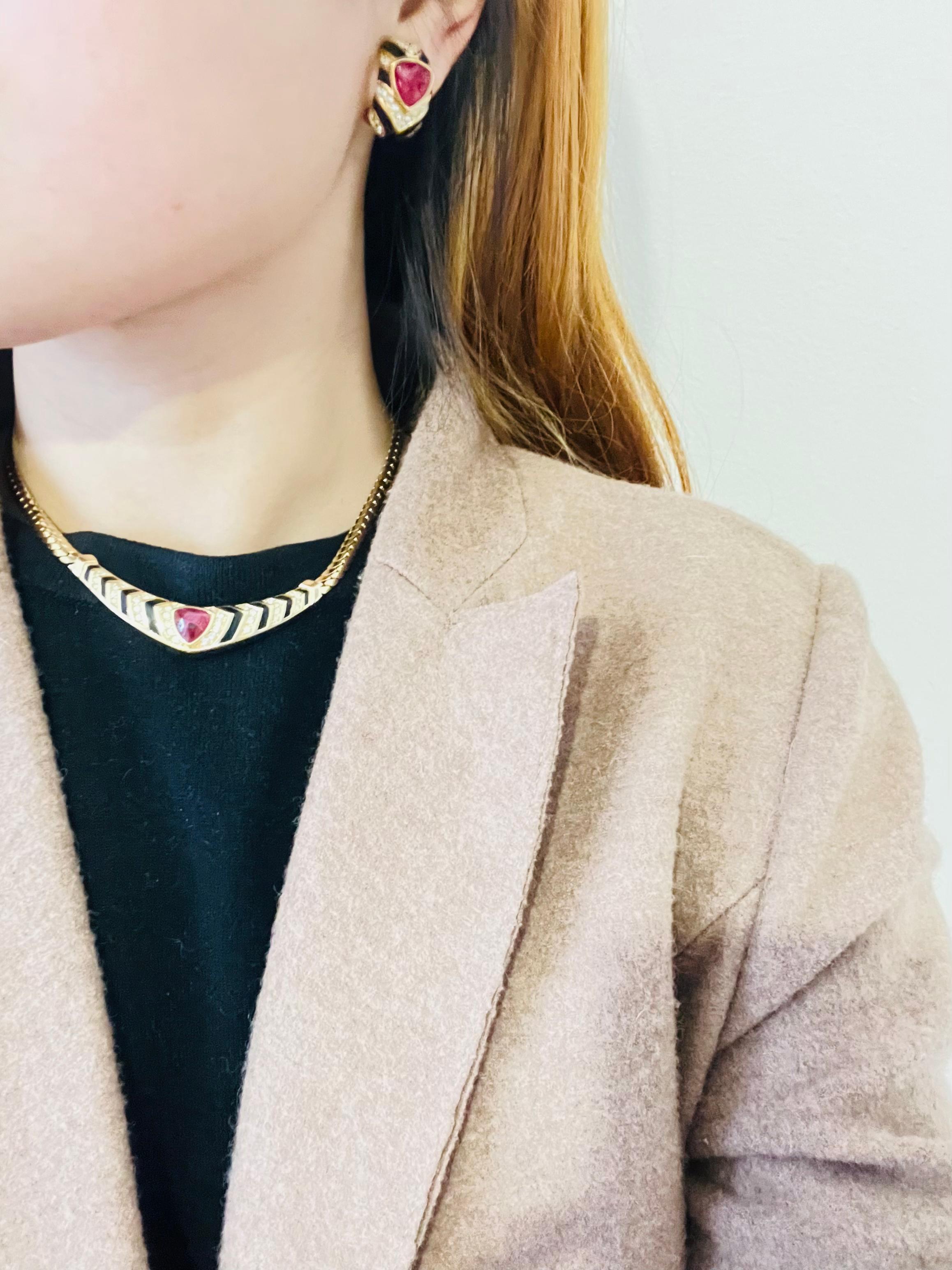 Christian Dior Vintage 1980s Ruby Black Crystals Triangle Pendant Gold Necklace For Sale 4
