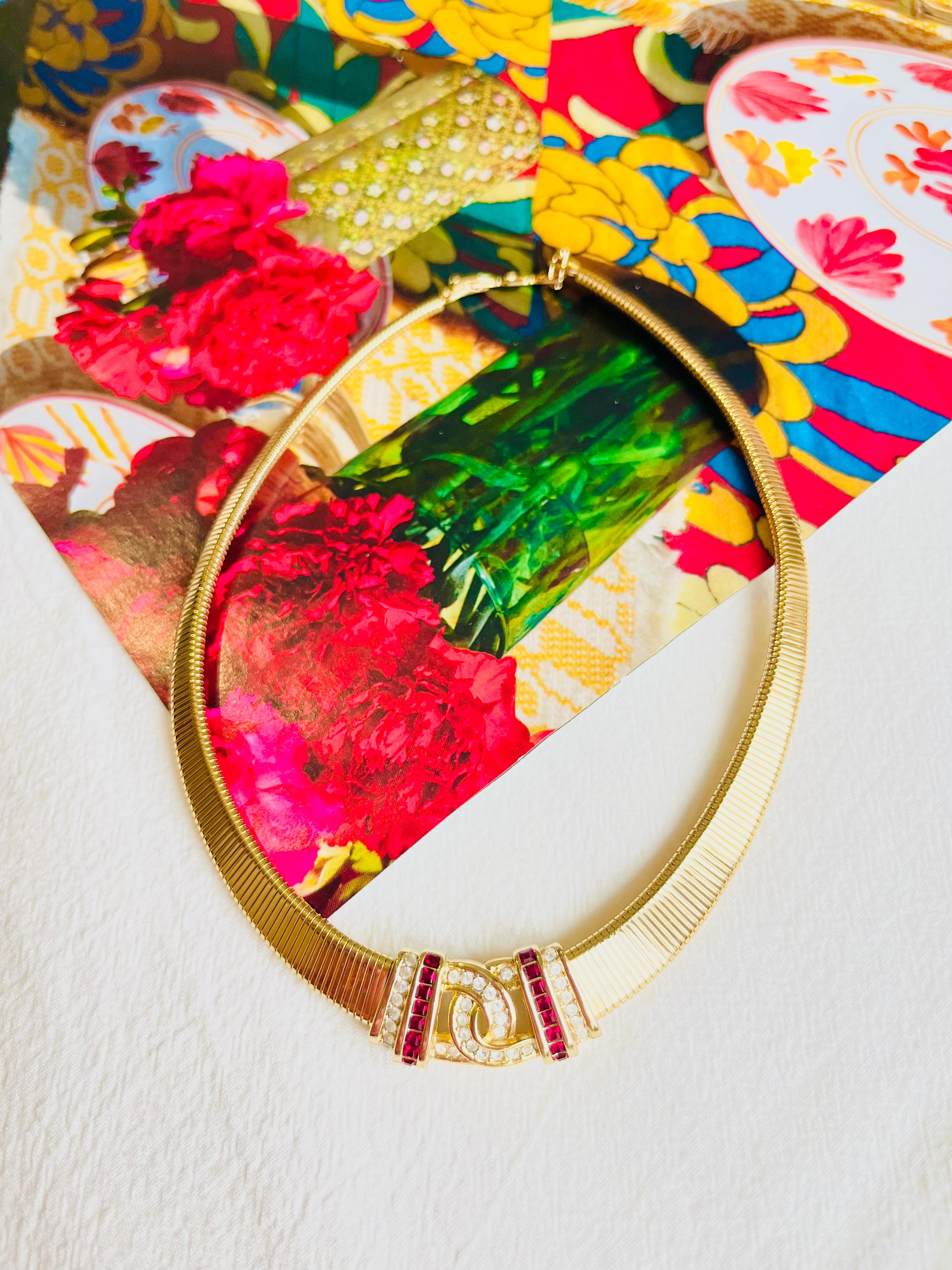 Christian Dior Vintage 1980s Ruby Square Cube Red Clear Round Crystals Interlocked Bow Ribbed Chunky Necklace, Gold Tone

Very excellent condition. Very new. Very rare to find. Marked 'Chr.Dior (C) '. 100% Genuine. 

Length: 36 cm. Extend chain: 2