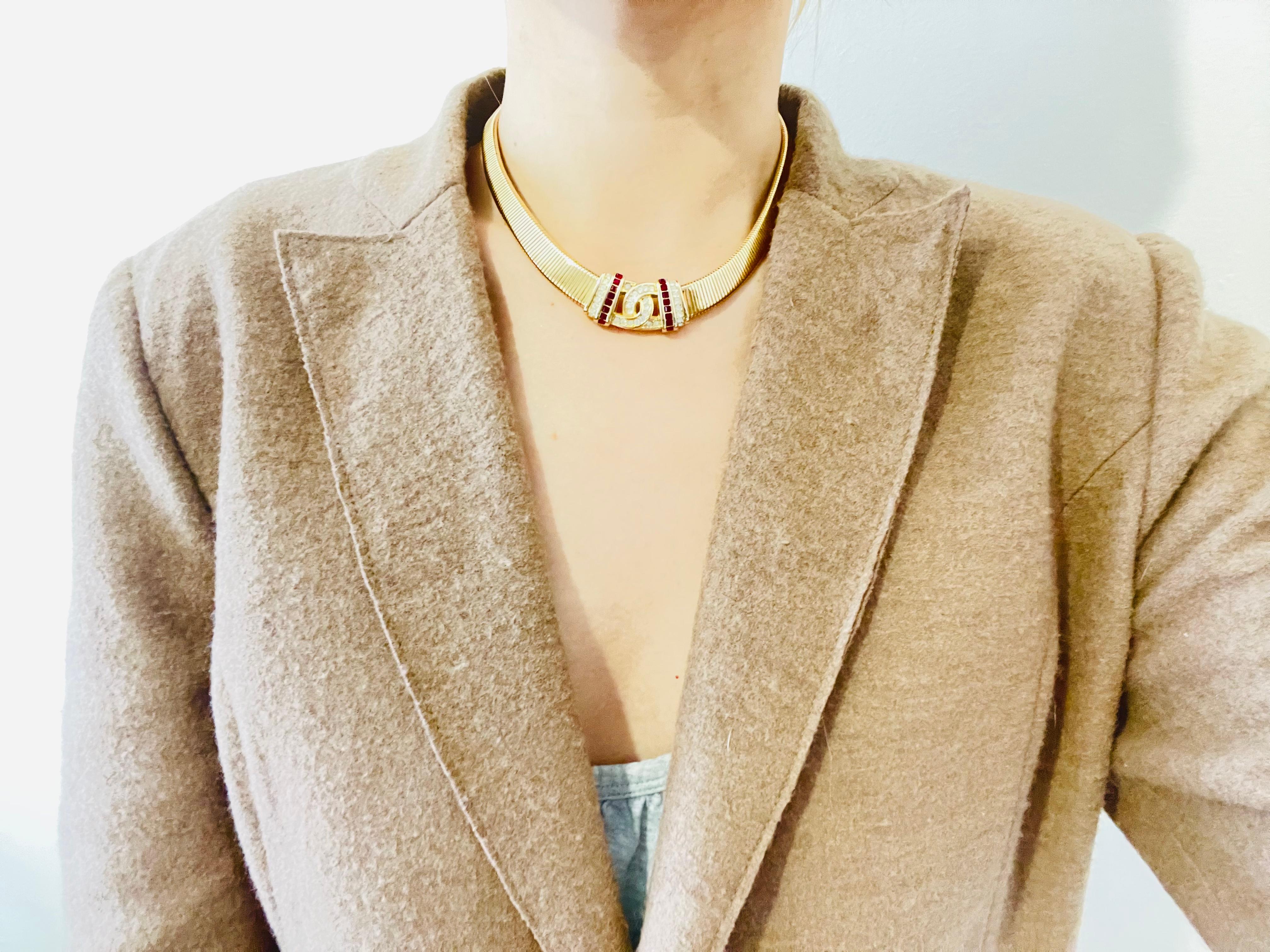 da uomo o donna Christian Dior Vintage anni '80, rubino, cristalli trasparenti, fiocco interlock, collana a costine in vendita