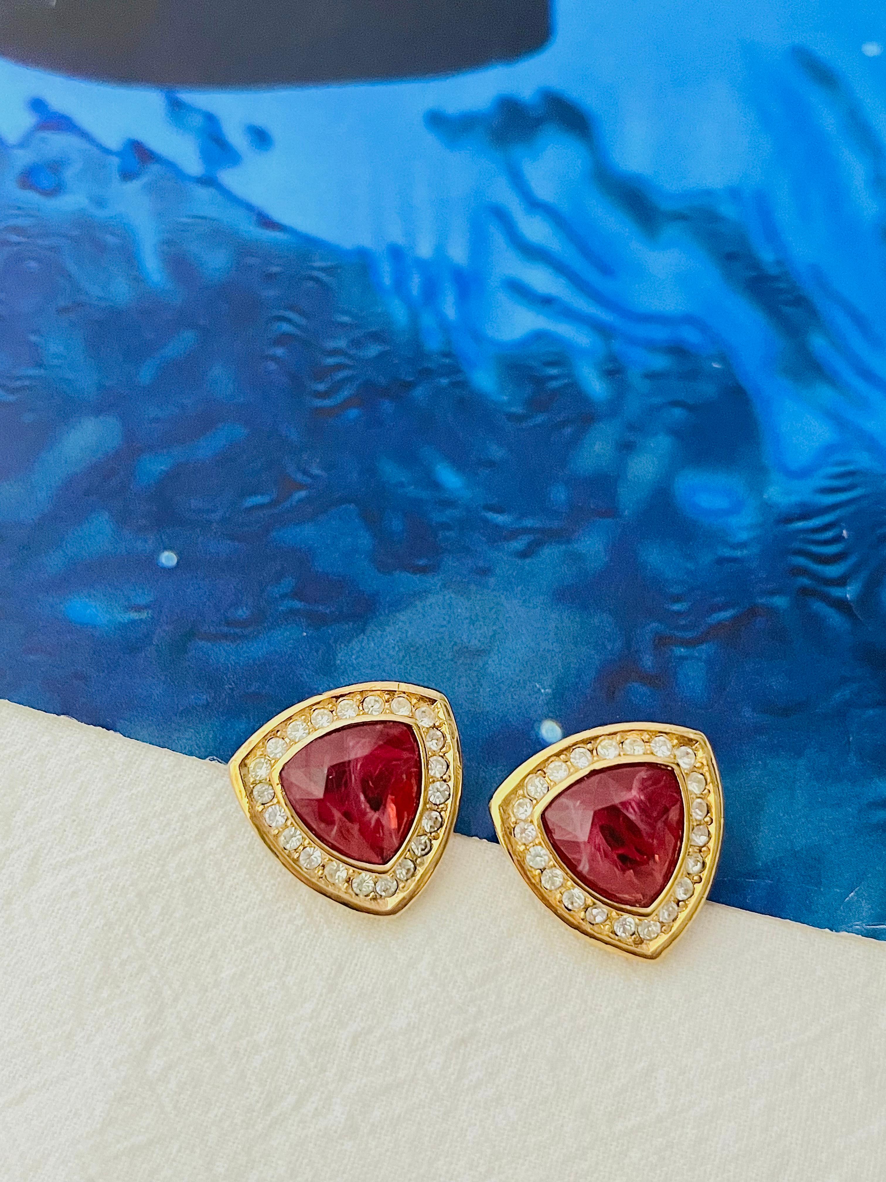 Christian Dior Vintage 1980s Ruby Triangle Shield Crystals Gold Clip Earrings In Excellent Condition For Sale In Wokingham, England