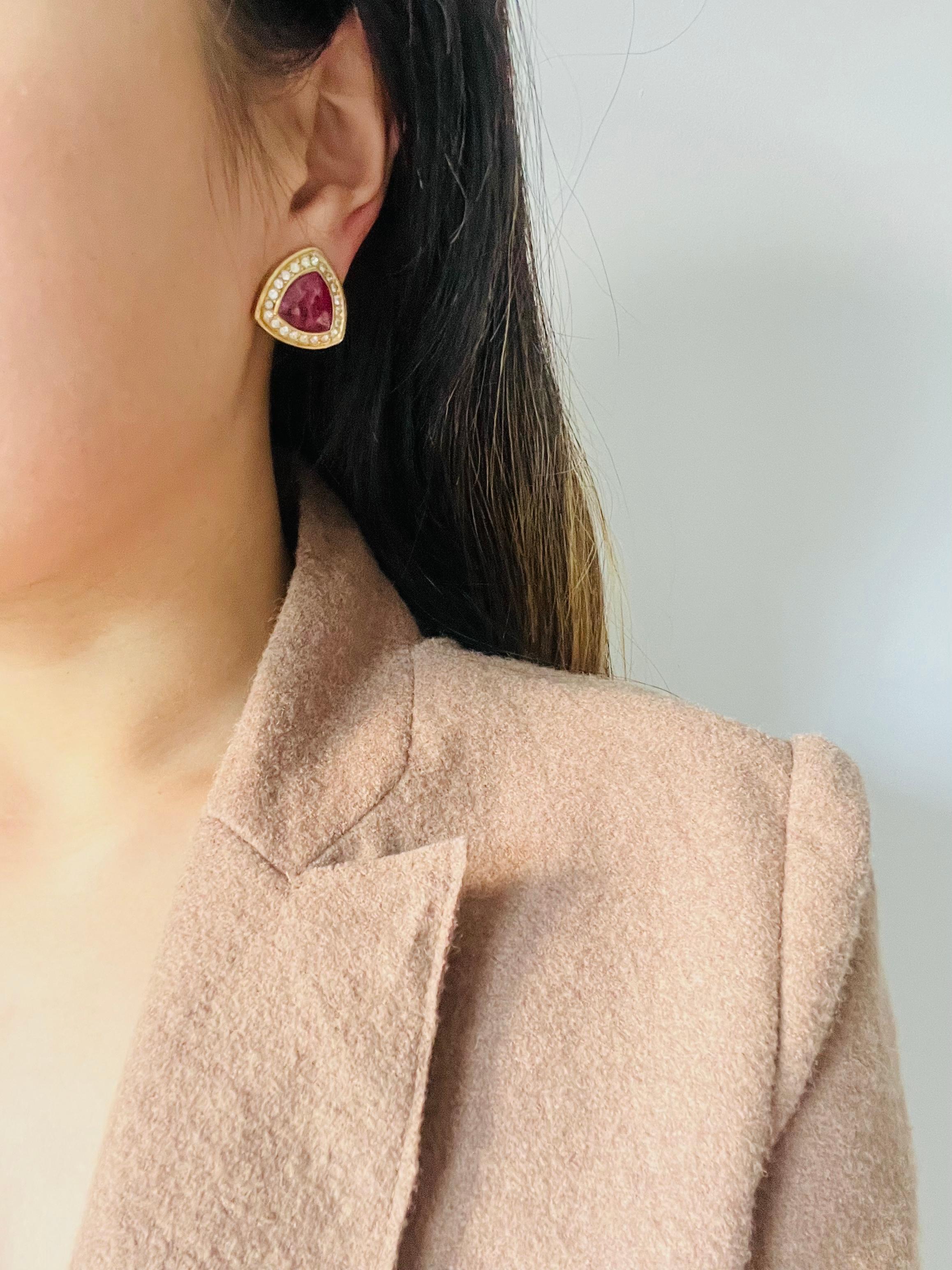 Christian Dior Vintage 1980s Ruby Triangle Shield Crystals Gold Clip Earrings For Sale 2