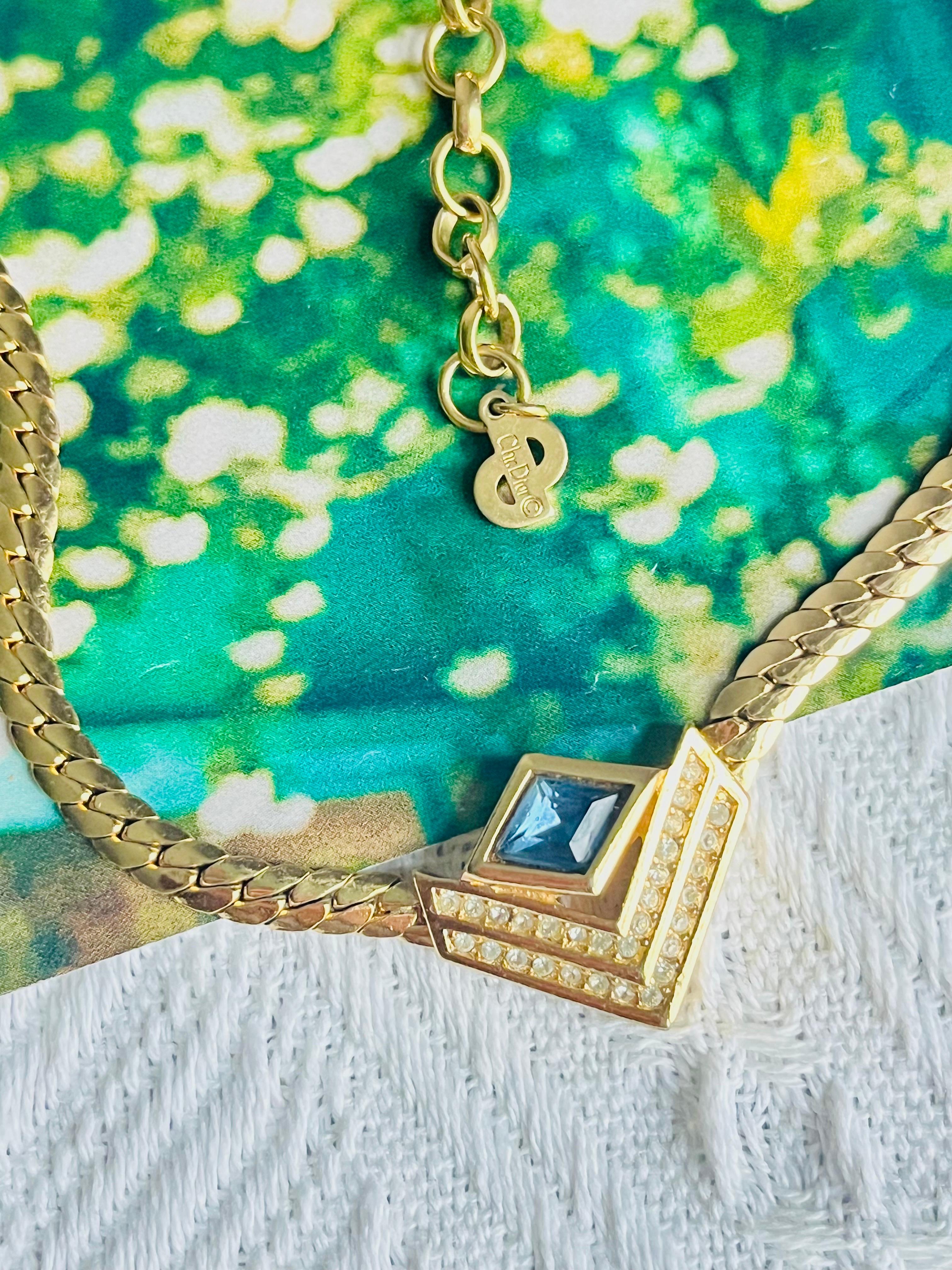 Christian Dior Vintage anni '80 Unisex Zaffiro Blu Navy Diamante Doppio Triangolo Cristalli Collana, Placcato oro

Ottime condizioni. Solo leggerissimi graffi o perdita di colore sulla chiusura, appena percettibili. 100% autentico.

Marcato