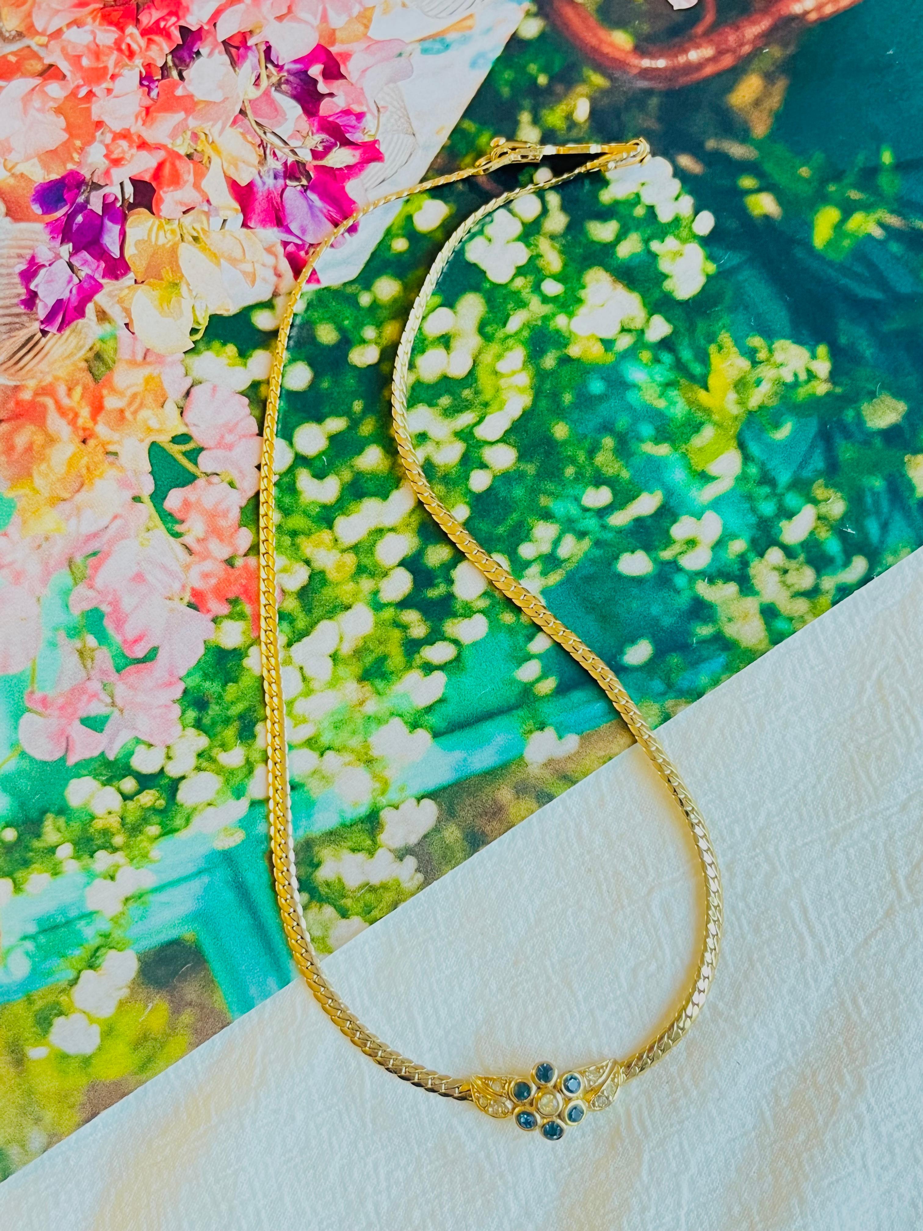 Christian Dior Vintage 1980s Sapphire Flower Leaf Crystal Pendant Gold Necklace Excellent état - En vente à Wokingham, England