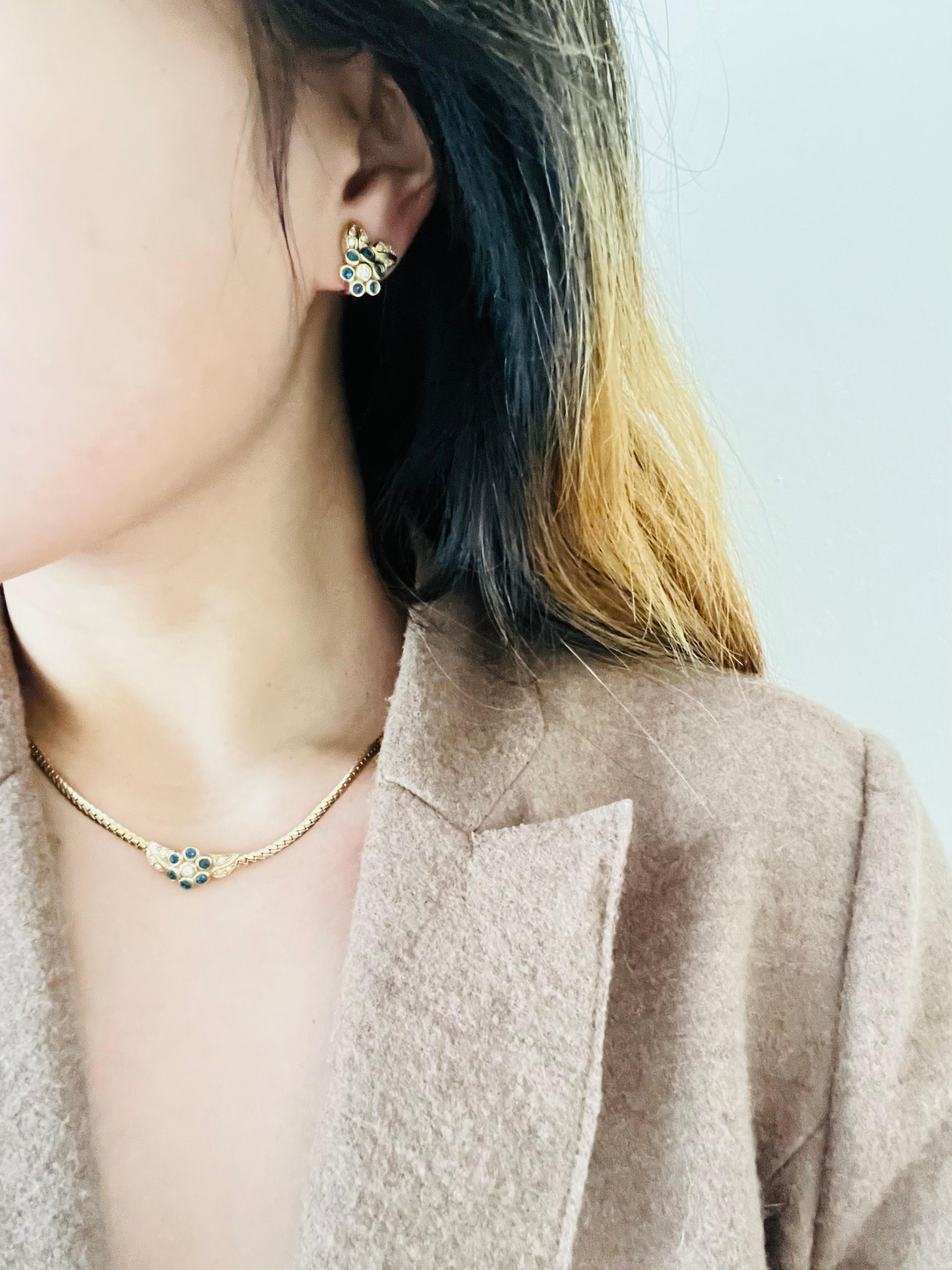 Christian Dior Vintage 1980s Sapphire Flower Leaf Crystal Pendant Gold Necklace en vente 1