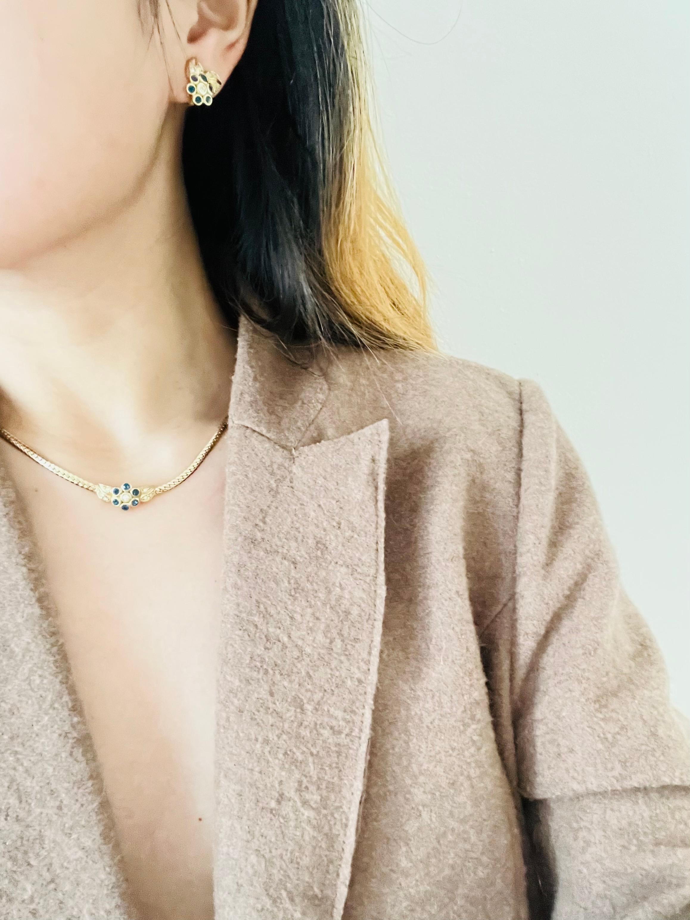 Christian Dior Vintage 1980s Sapphire Flower Leaf Crystal Pendant Gold Necklace en vente 2