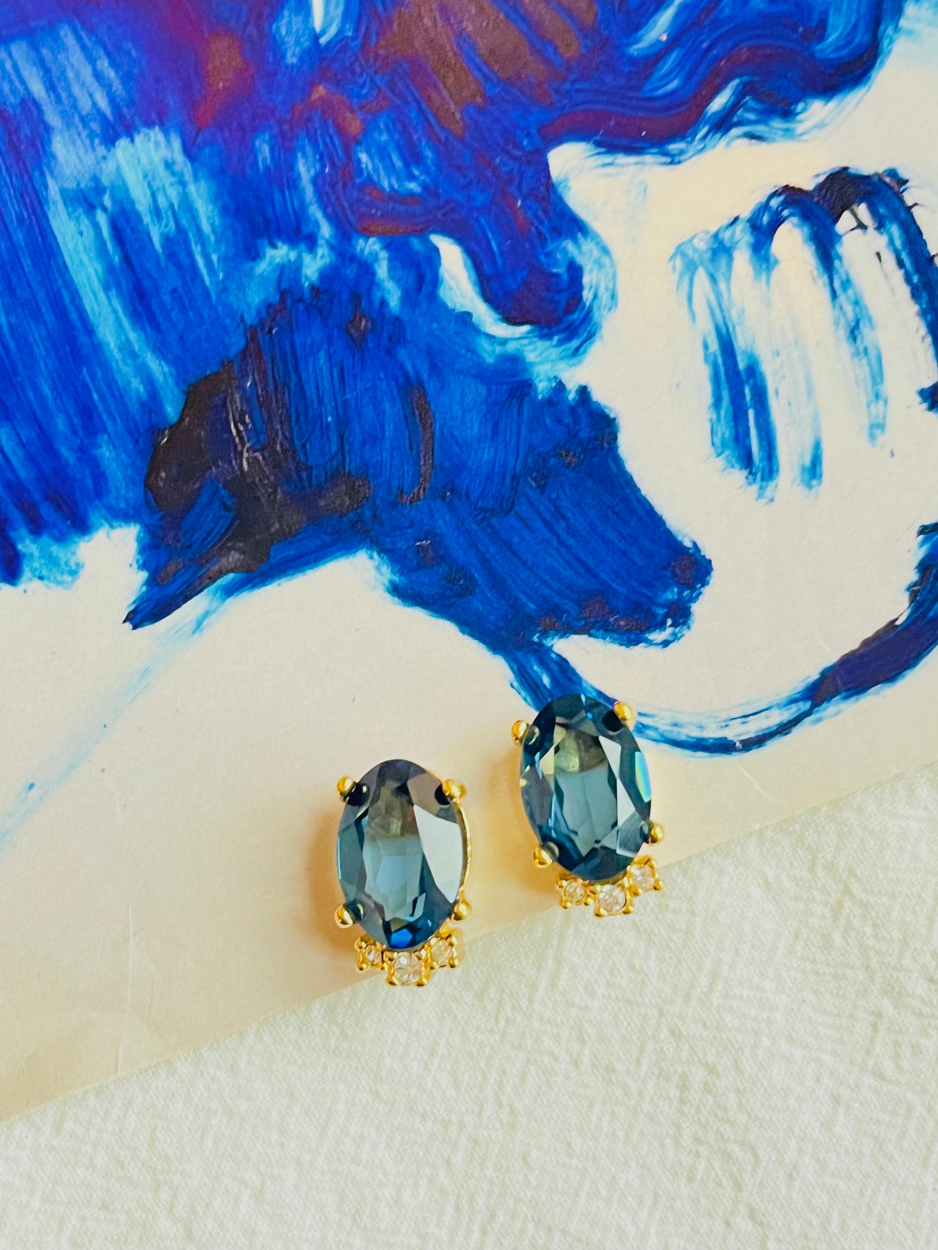 Christian Dior Vintage 1980s Sapphire Navy Oval Crystals Clip Earrings, Gold Tone

Very good condition. Rare to find. 100% Genuine. 

A very beautiful pair of clip on earrings by Chr. DIOR, signed at the back.

Size: 2.0*1.2 cm.

Weight: 6.0
