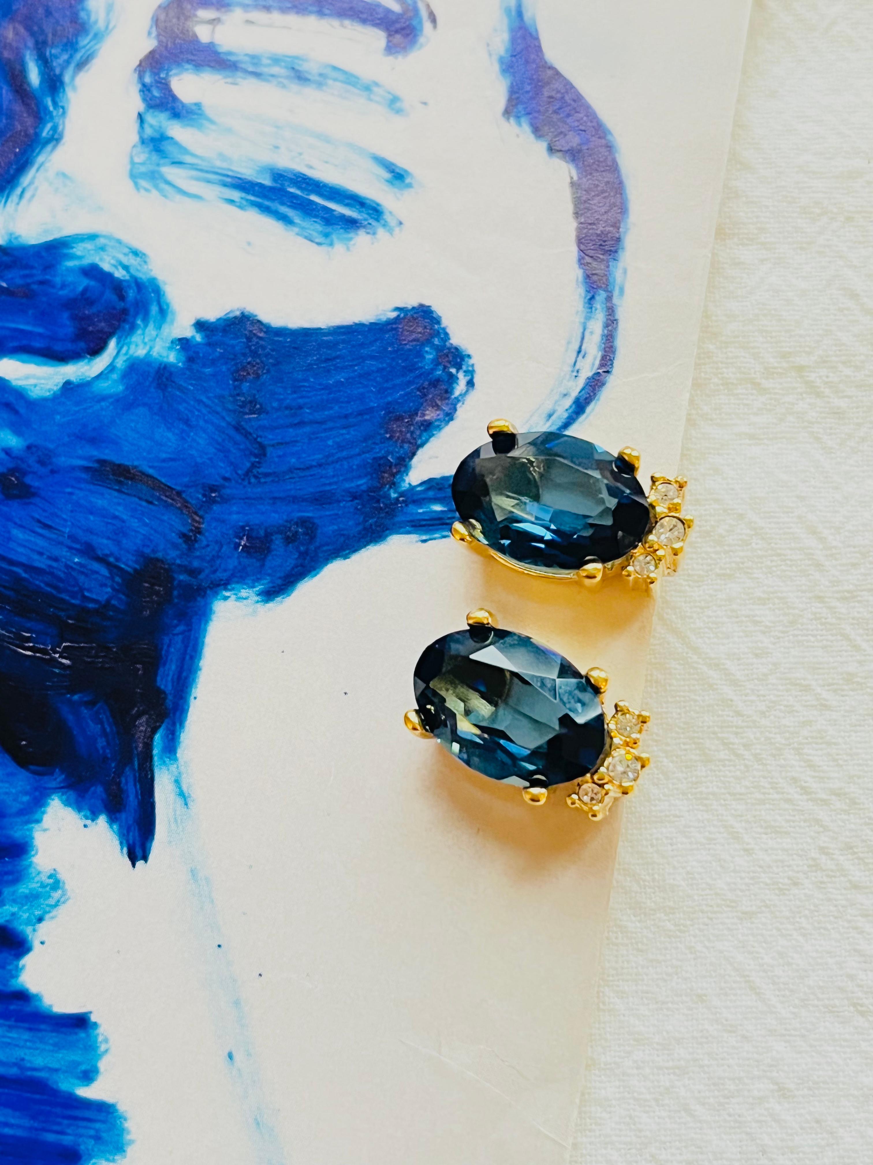 Christian Dior Vintage 1980s Sapphire Navy Oval Crystals Gold Clip On Earrings In Excellent Condition For Sale In Wokingham, England