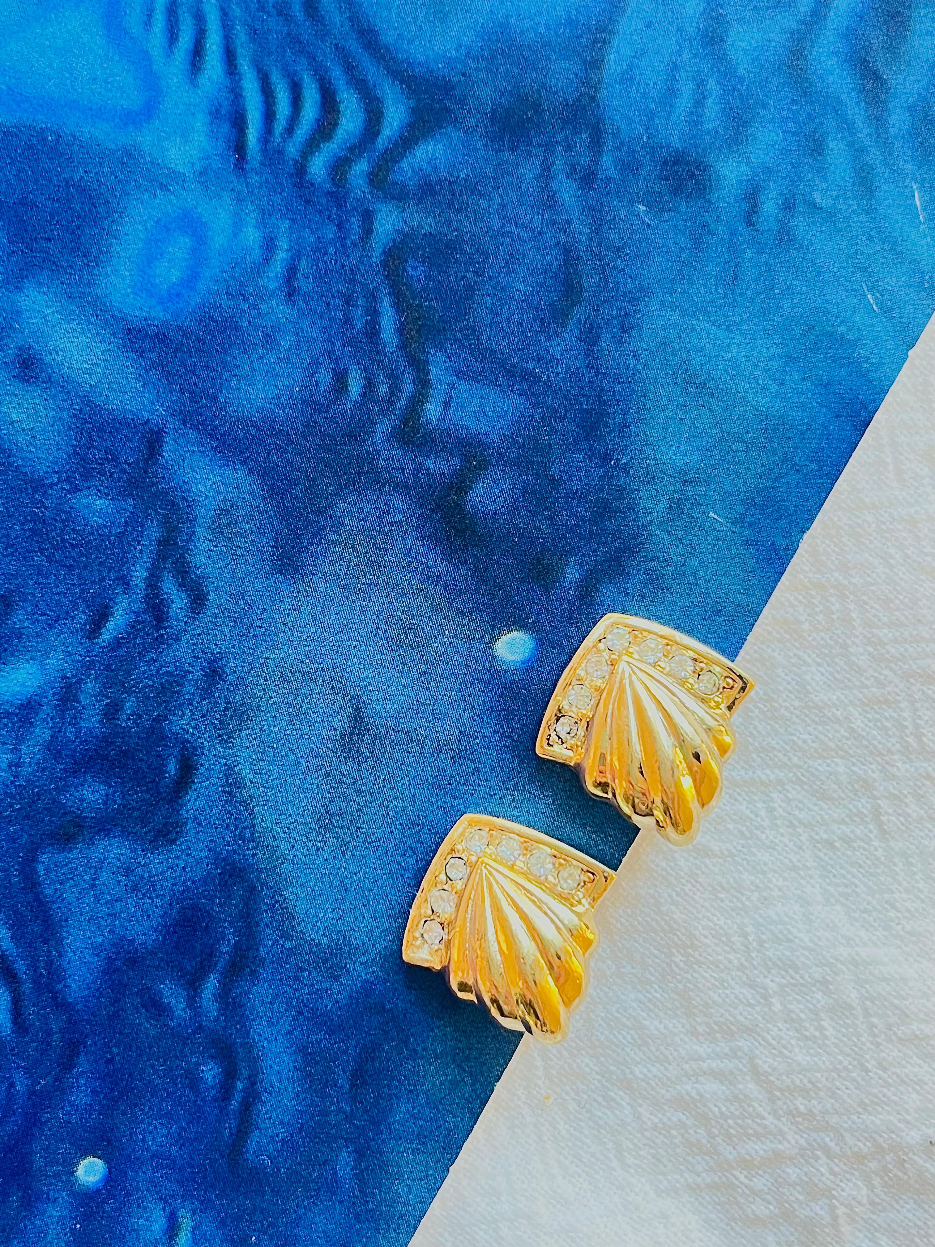Christian Dior Vintage 1980s Shell Triangle Diamond Crystals Gold Clip Earrings In Good Condition For Sale In Wokingham, England