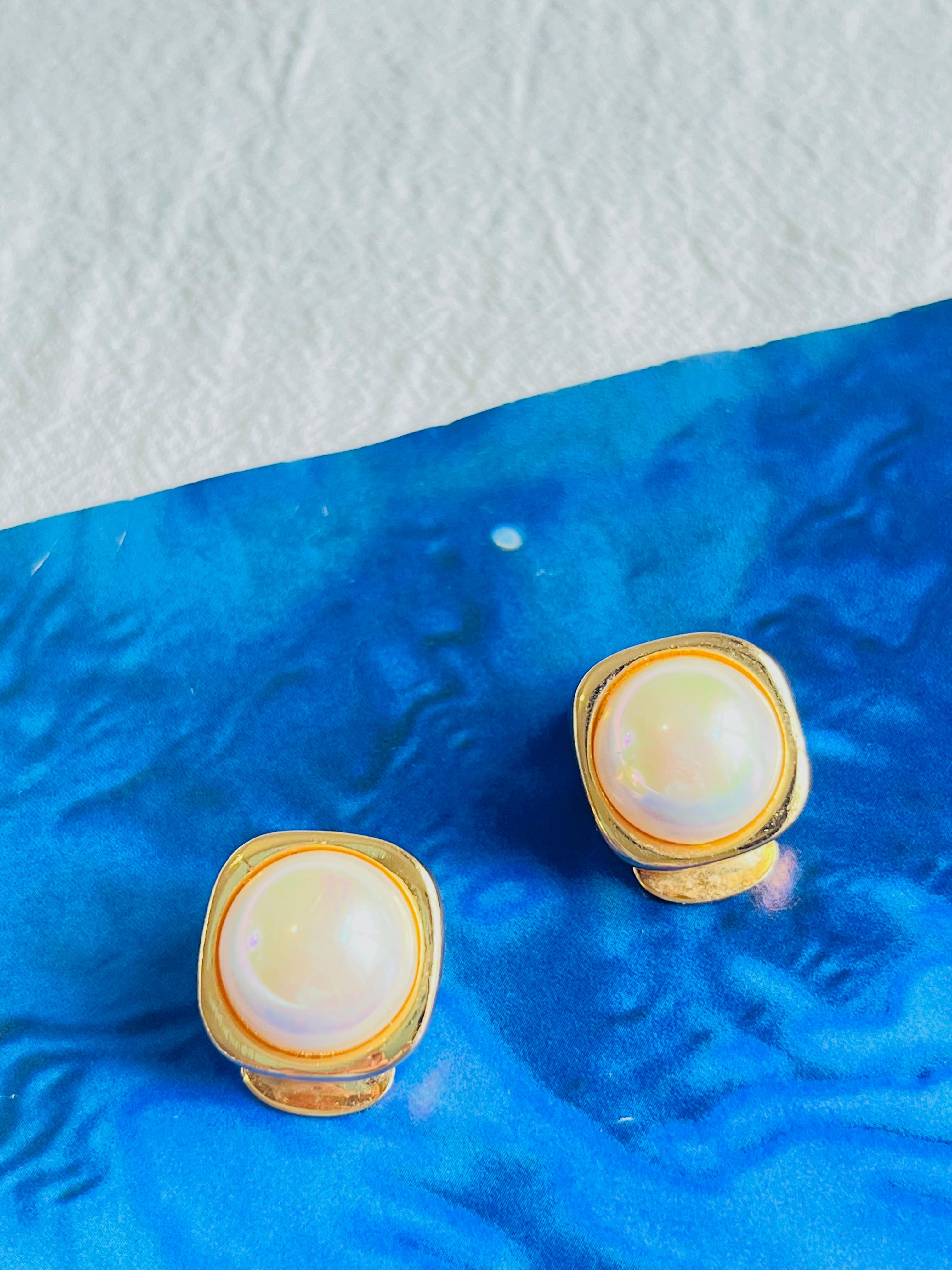 Christian Dior Vintage 1980s Square Cube White Round Pearl Gold Clip Earrings In Excellent Condition For Sale In Wokingham, England