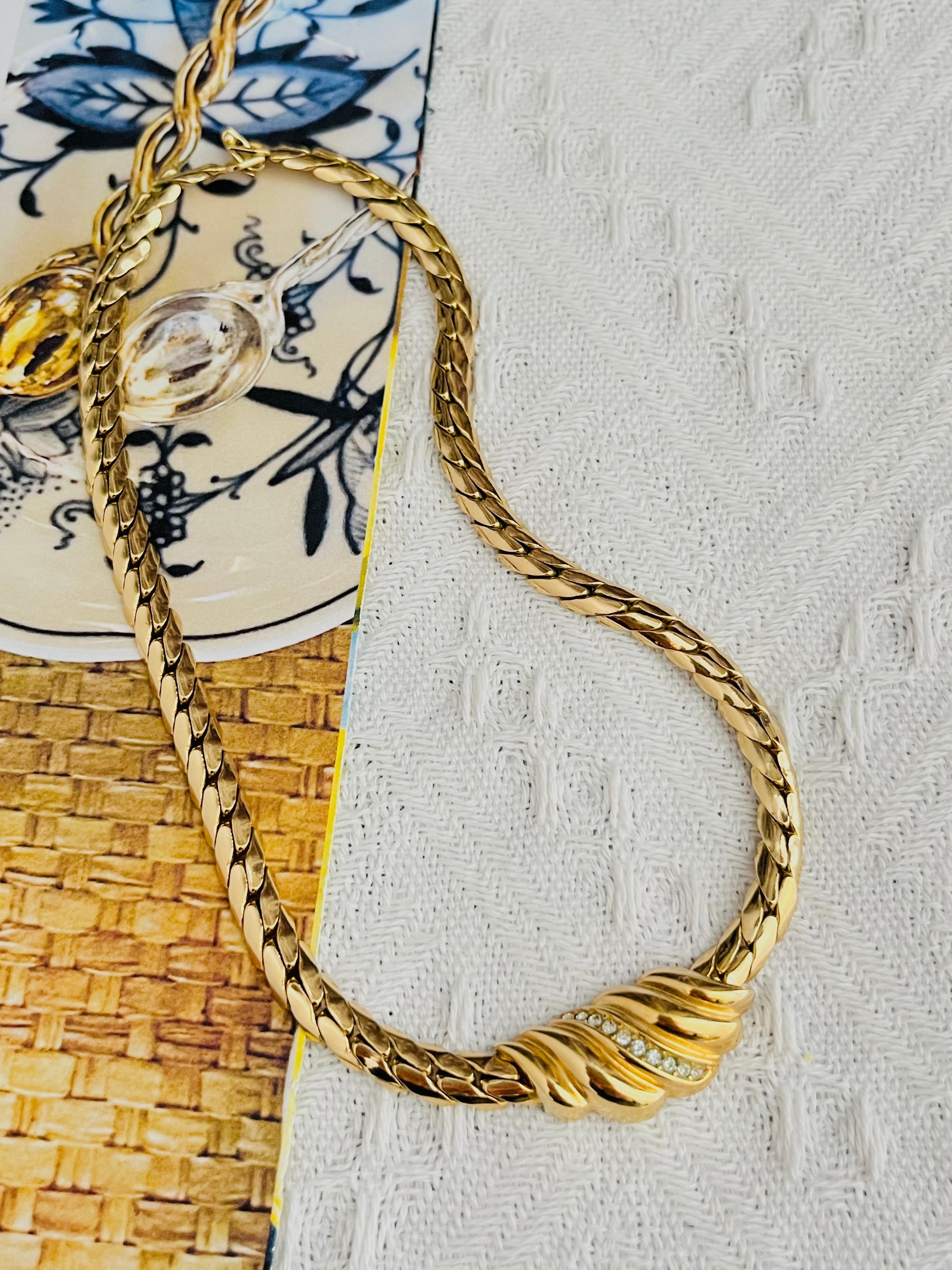 Christian Dior Vintage 1980s Unisex Swirl Wavy Conch Crystals Pendant Elegant Modernist Necklace, Gold Tone

Very good condition. Light scratches or colour loss, barely noticeable. Marked 'Chr.Dior (C) '. 100% genuine.

It is over 40 years old. This