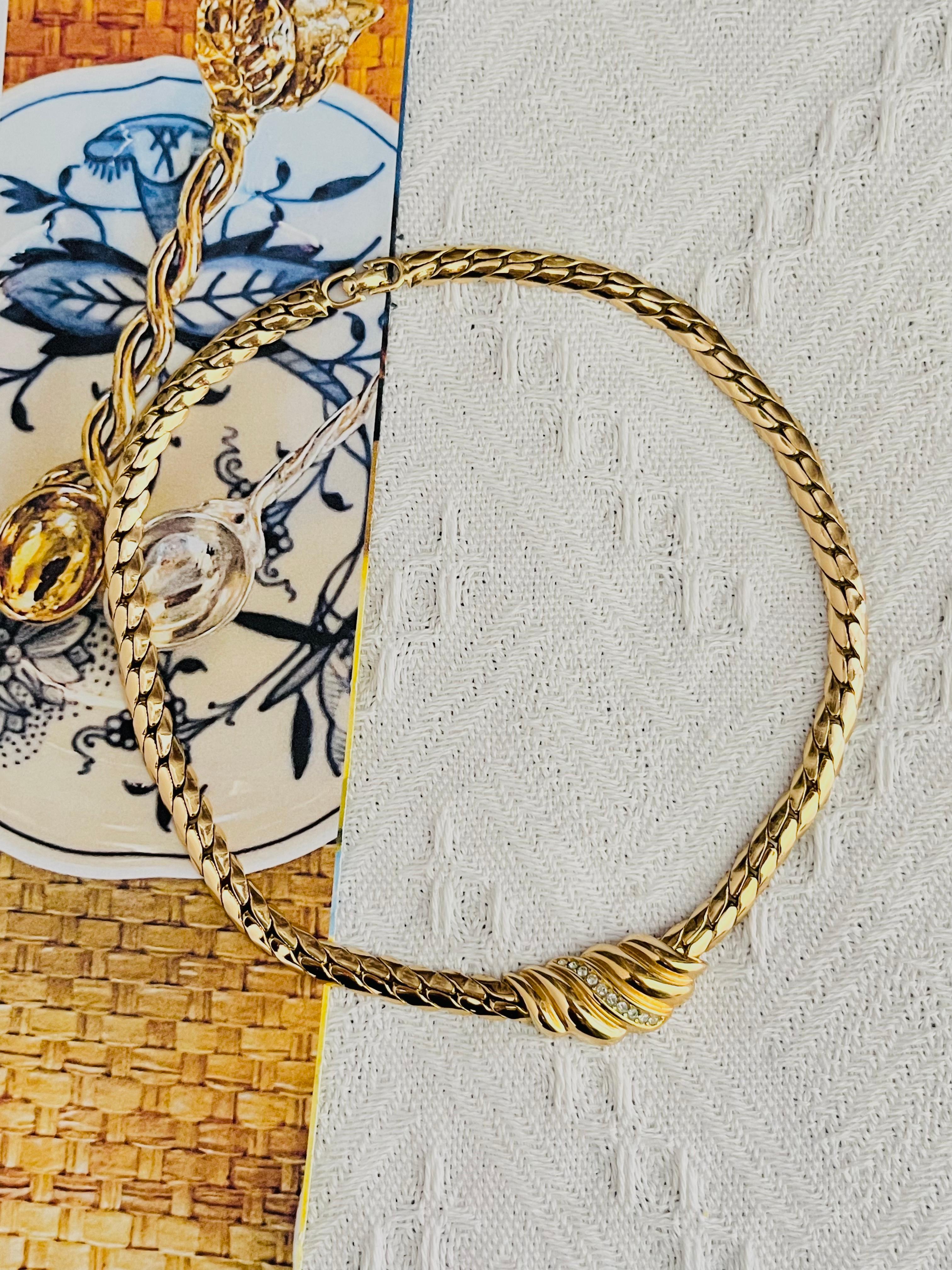 Art Deco Christian Dior Vintage 1980s Swirl Wavy Conch Crystals Pendant Gold Necklace For Sale