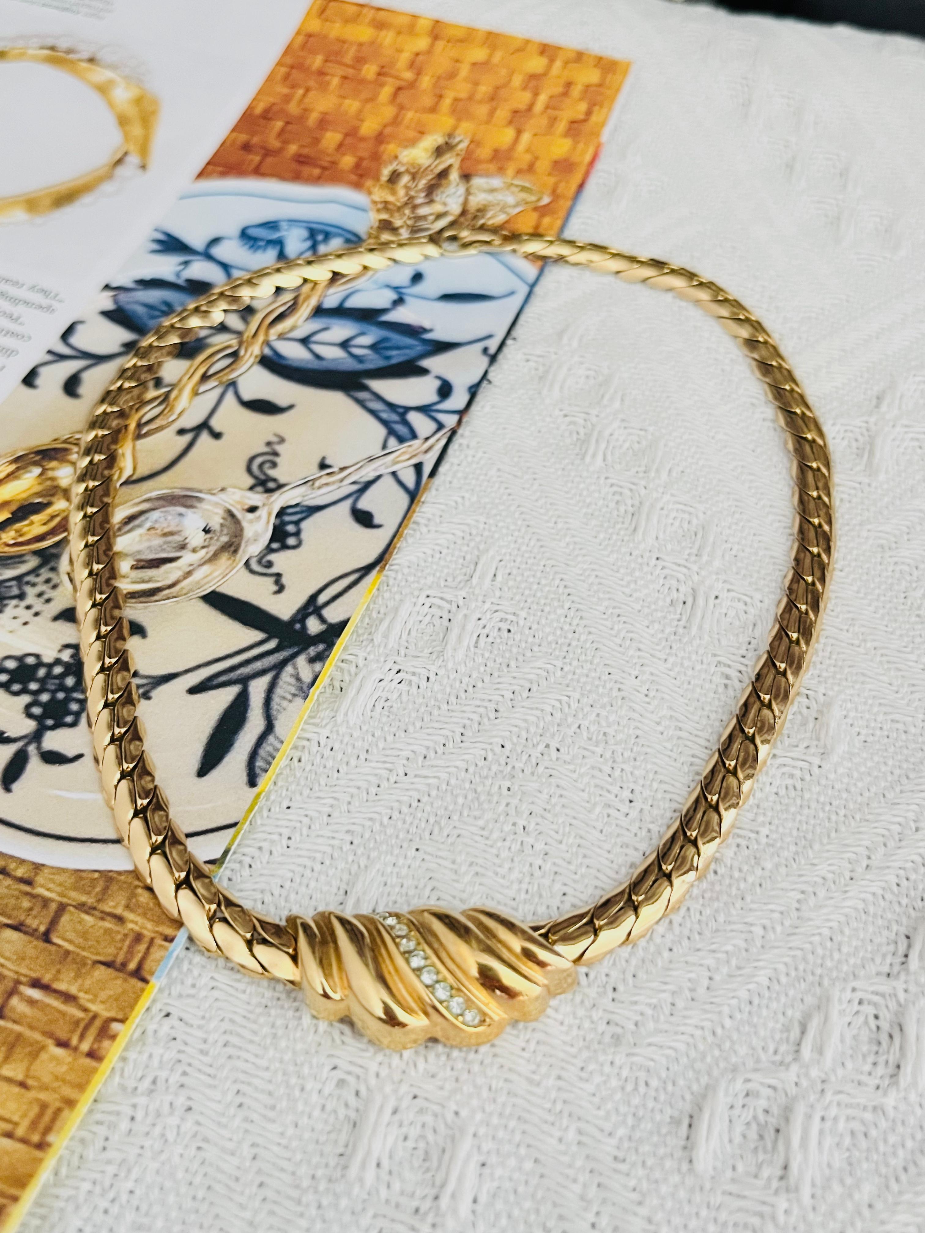 Christian Dior Vintage 1980s Swirl Wavy Conch Crystals Pendant Gold Necklace In Good Condition For Sale In Wokingham, England