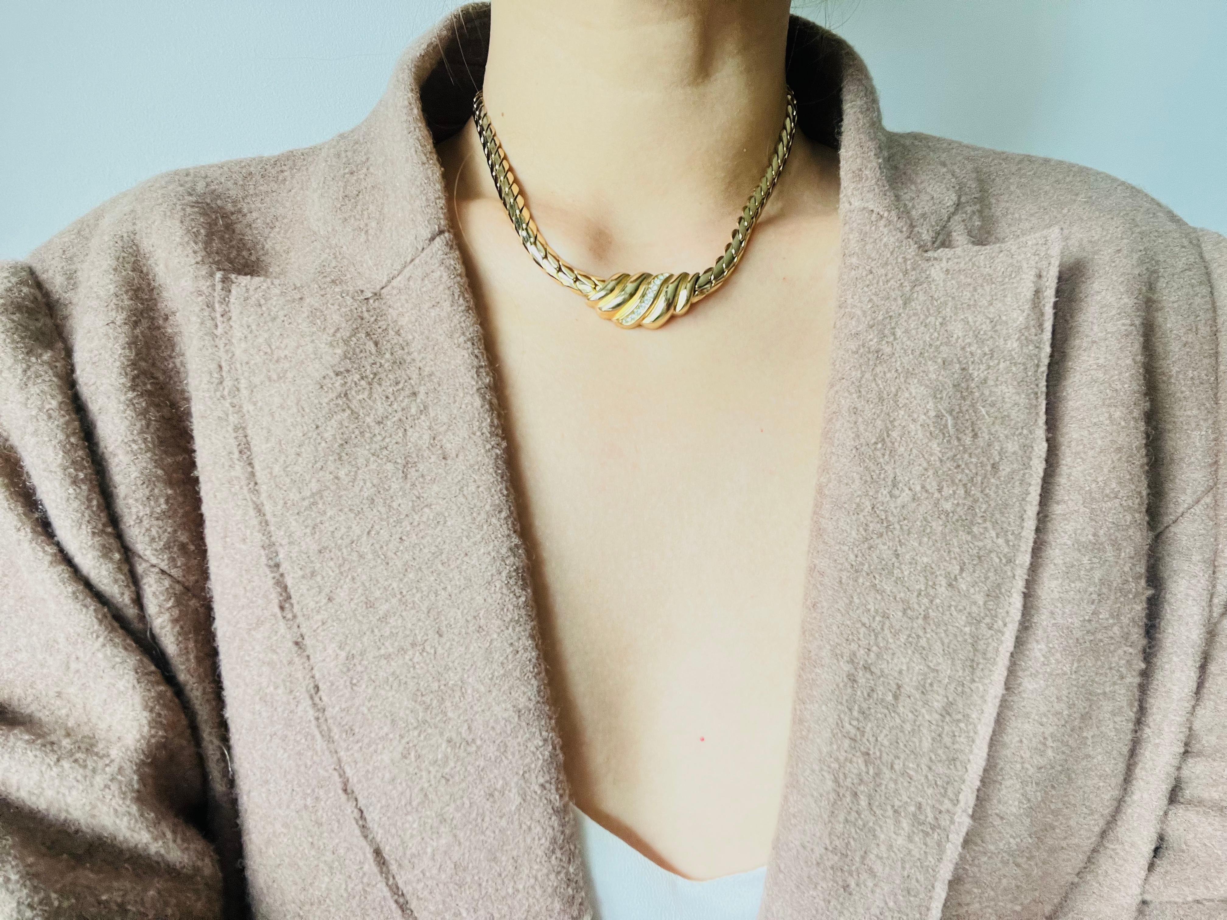 Christian Dior Vintage 1980s Swirl Wavy Conch Crystals Pendant Gold Necklace For Sale 1