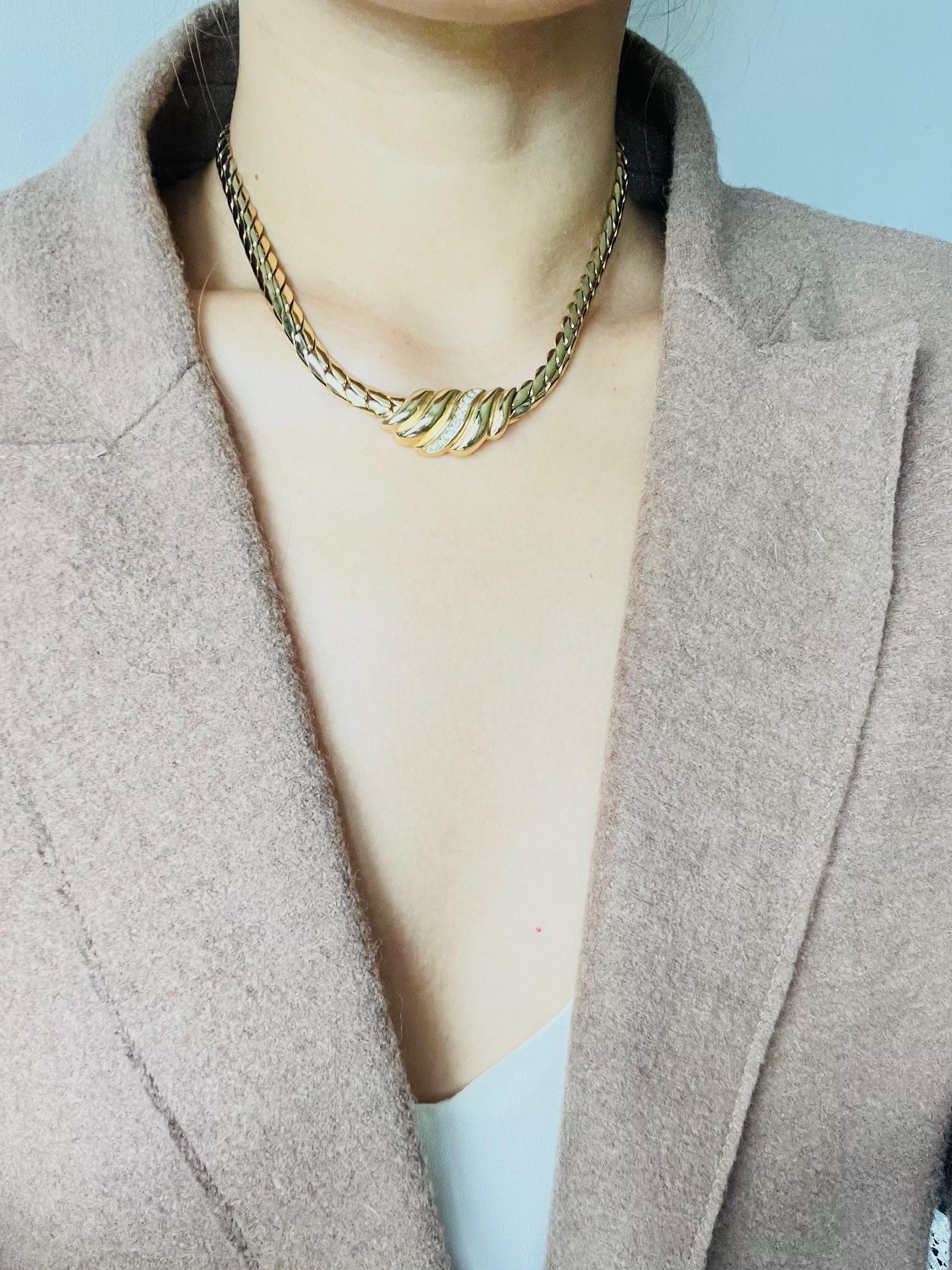 Christian Dior Vintage 1980s Swirl Wavy Conch Crystals Pendant Gold Necklace For Sale 2