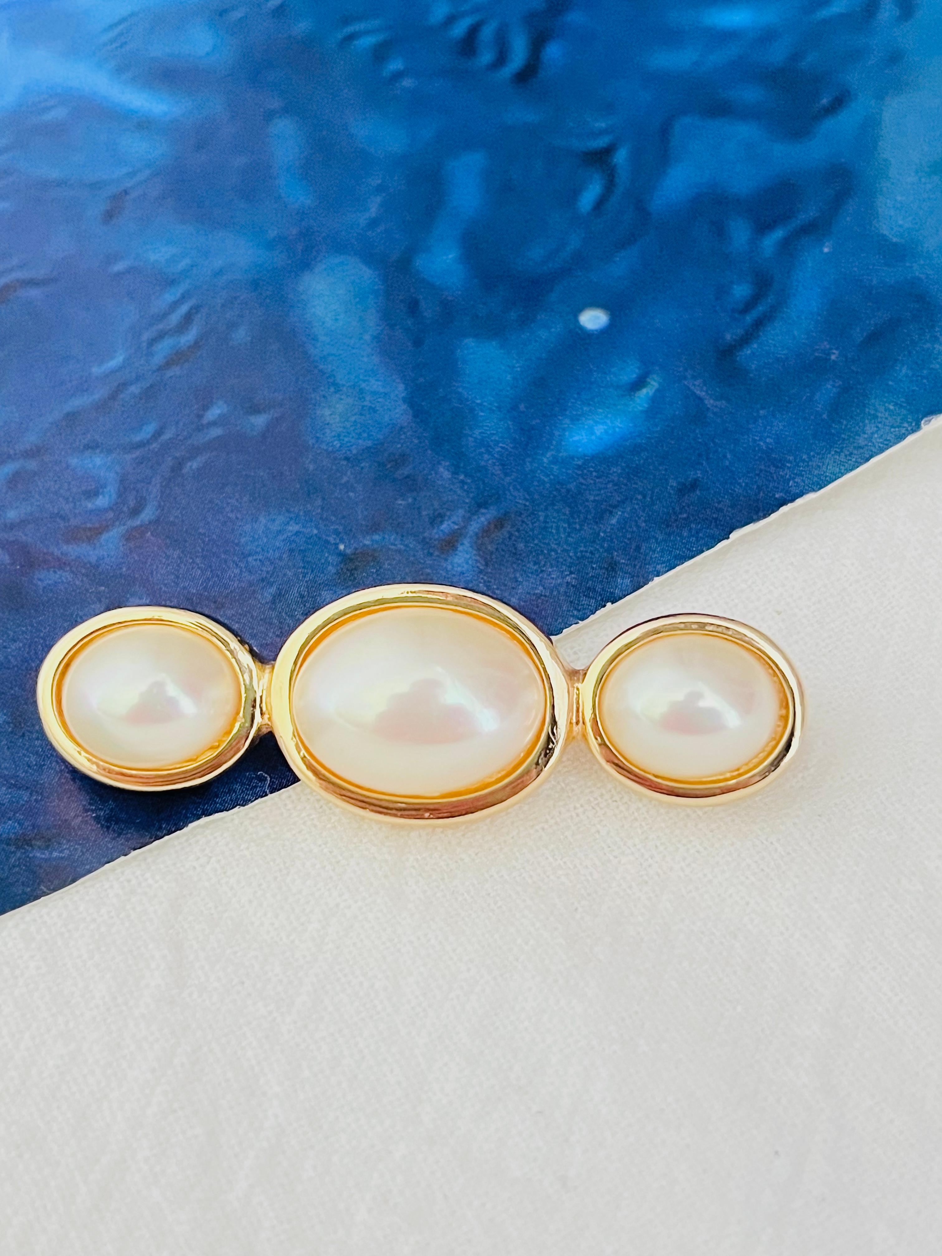 Art Deco Christian Dior Vintage 1980s Symmetric White Trio Oval Pearls Long Bar Brooch For Sale