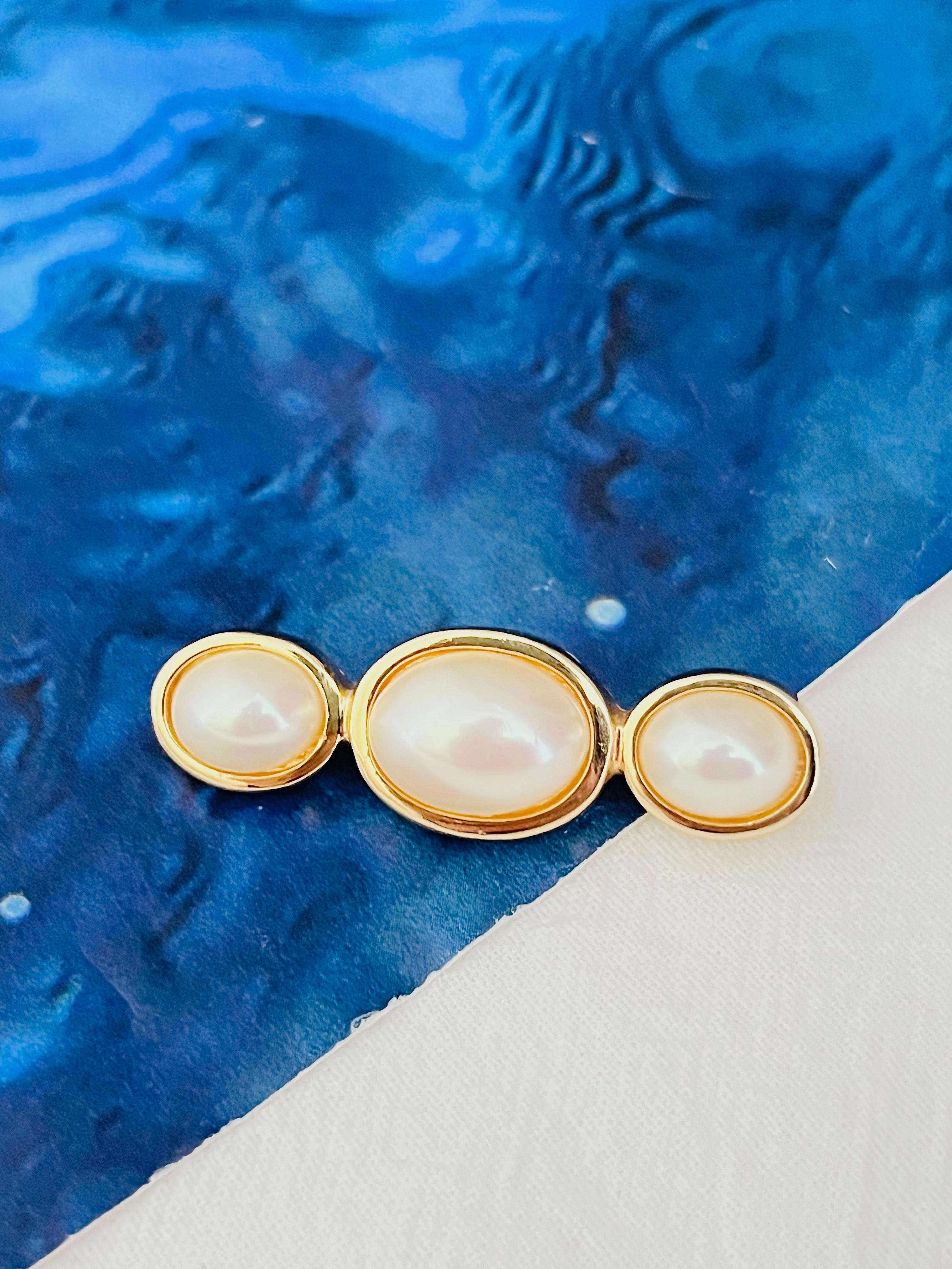 Christian Dior Vintage 1980s Symmetric White Trio Oval Pearls Long Bar Brooch In Excellent Condition For Sale In Wokingham, England