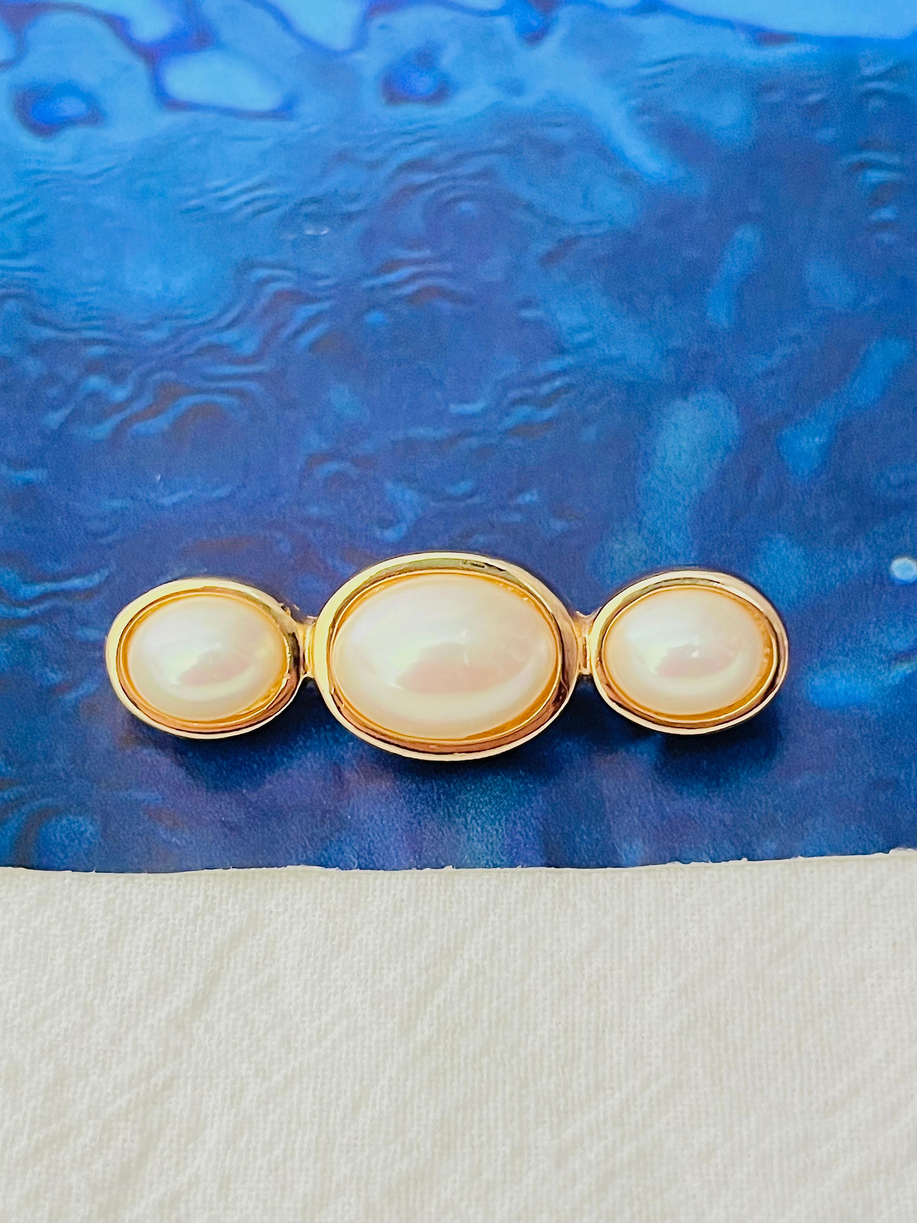 Women's or Men's Christian Dior Vintage 1980s Symmetric White Trio Oval Pearls Long Bar Brooch For Sale