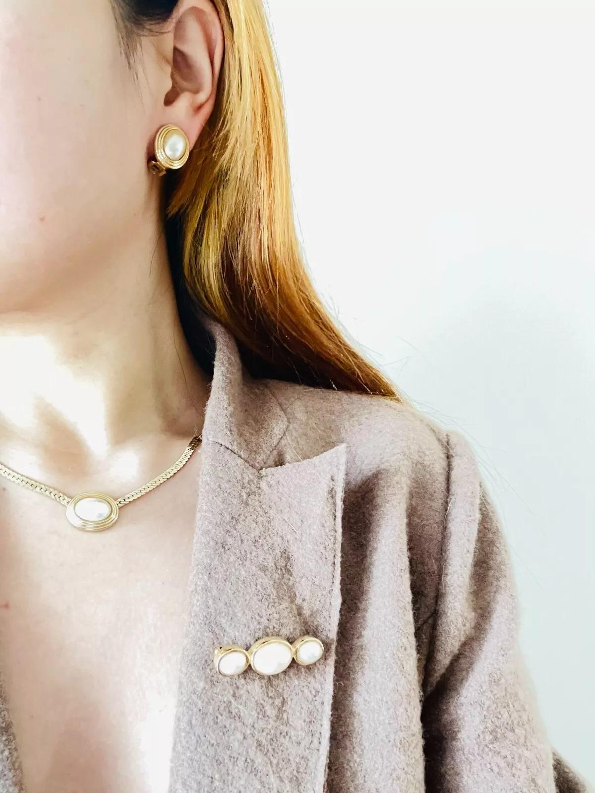Christian Dior Vintage 1980s Symmetric White Trio Oval Pearls Long Bar Brooch For Sale 3