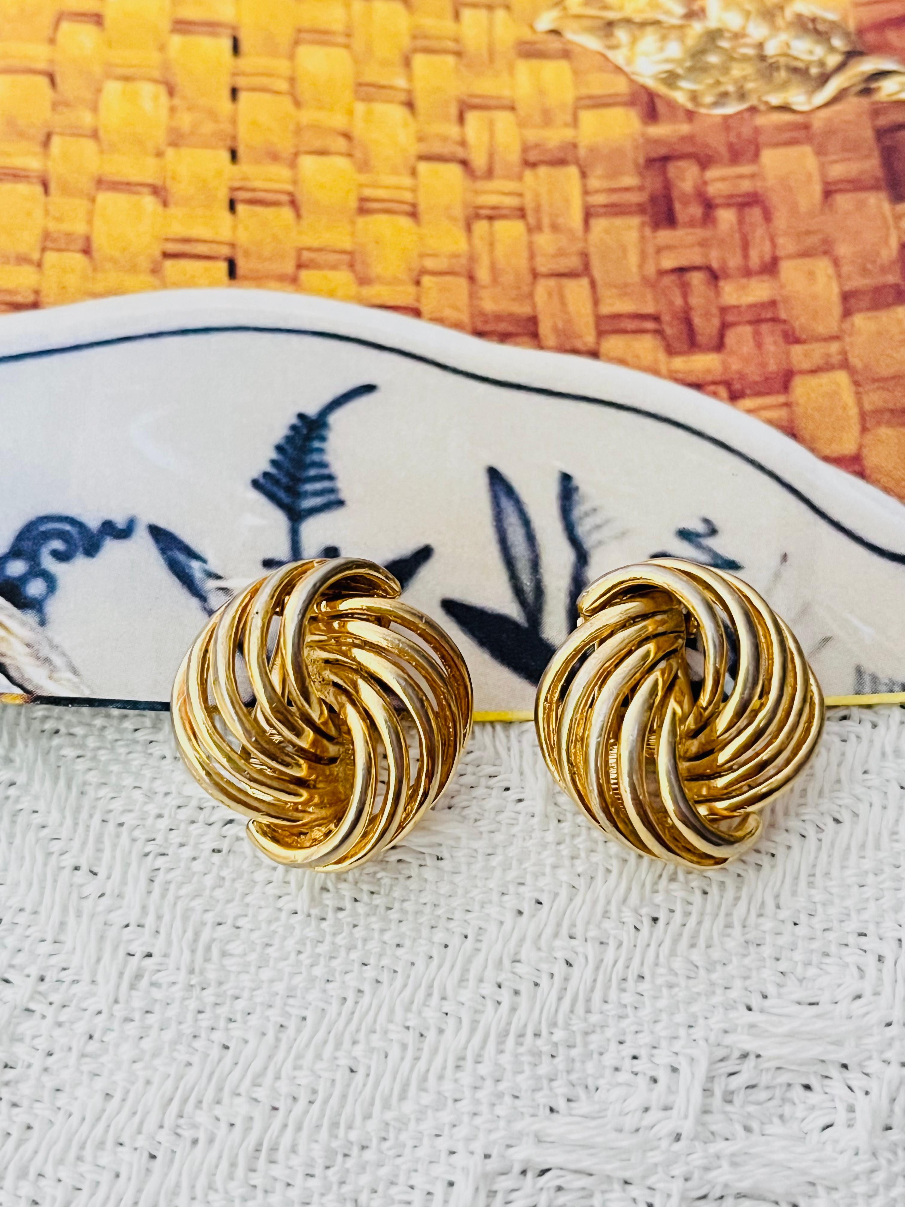 Christian Dior Vintage Años 80 Pendientes de clip modernistas de 10 vueltas de cuerda calada en espiral y círculo redondo, chapados en oro

Buen estado. Ligeros arañazos y pérdida de color. 100% original.

Un par de pendientes muy bonitos de Chr.