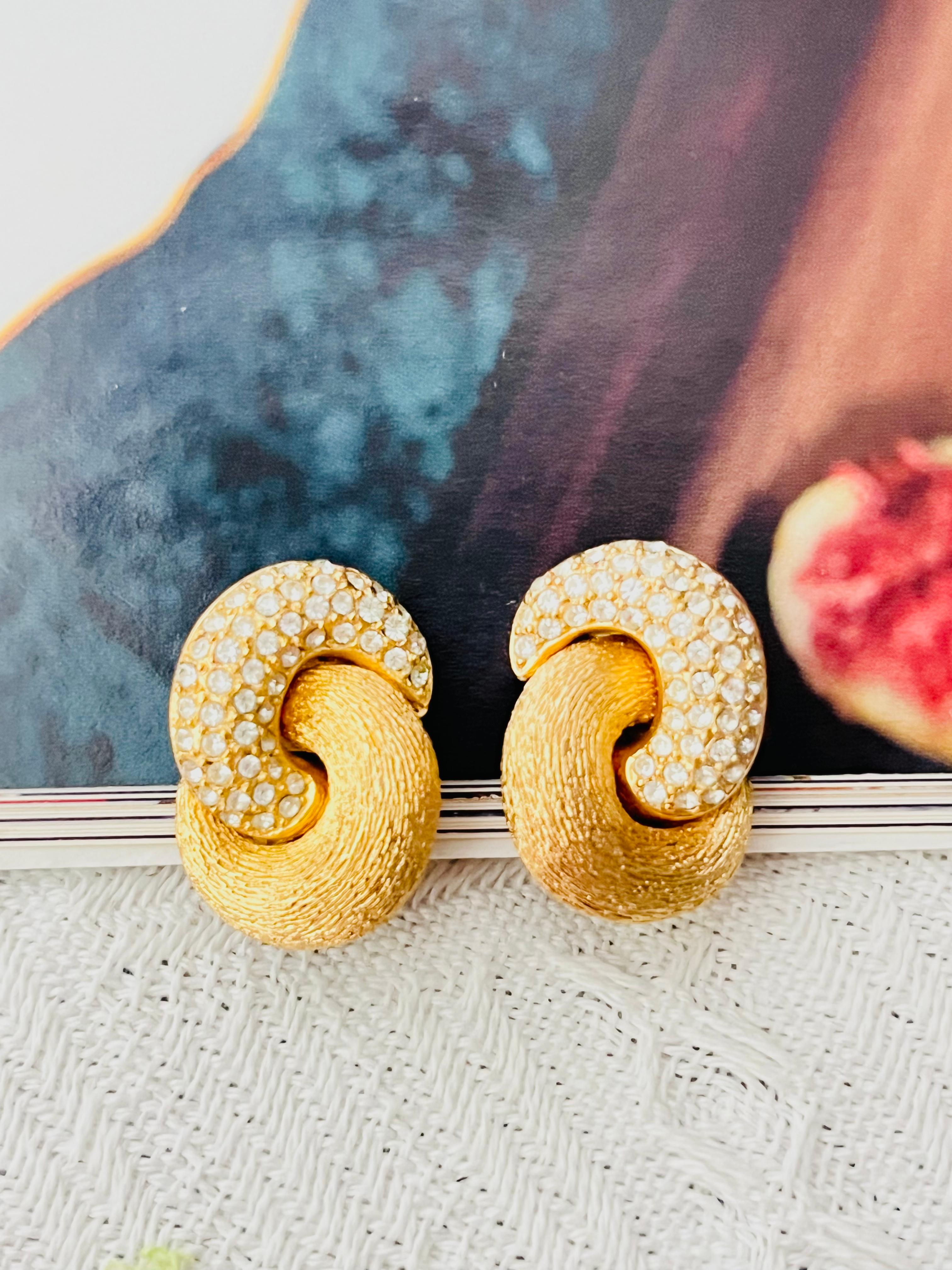 Christian Dior Vintage 1980s Unisex Texturierte Kristalle Interlocked Twist Swirl Chunky Statement Elegante Modernist Clip-Ohrringe, Gold-Ton

Sehr guter Zustand. Vielleicht leichte Kratzer oder Farbverluste, kaum wahrnehmbar. 100% echt.

Ein sehr