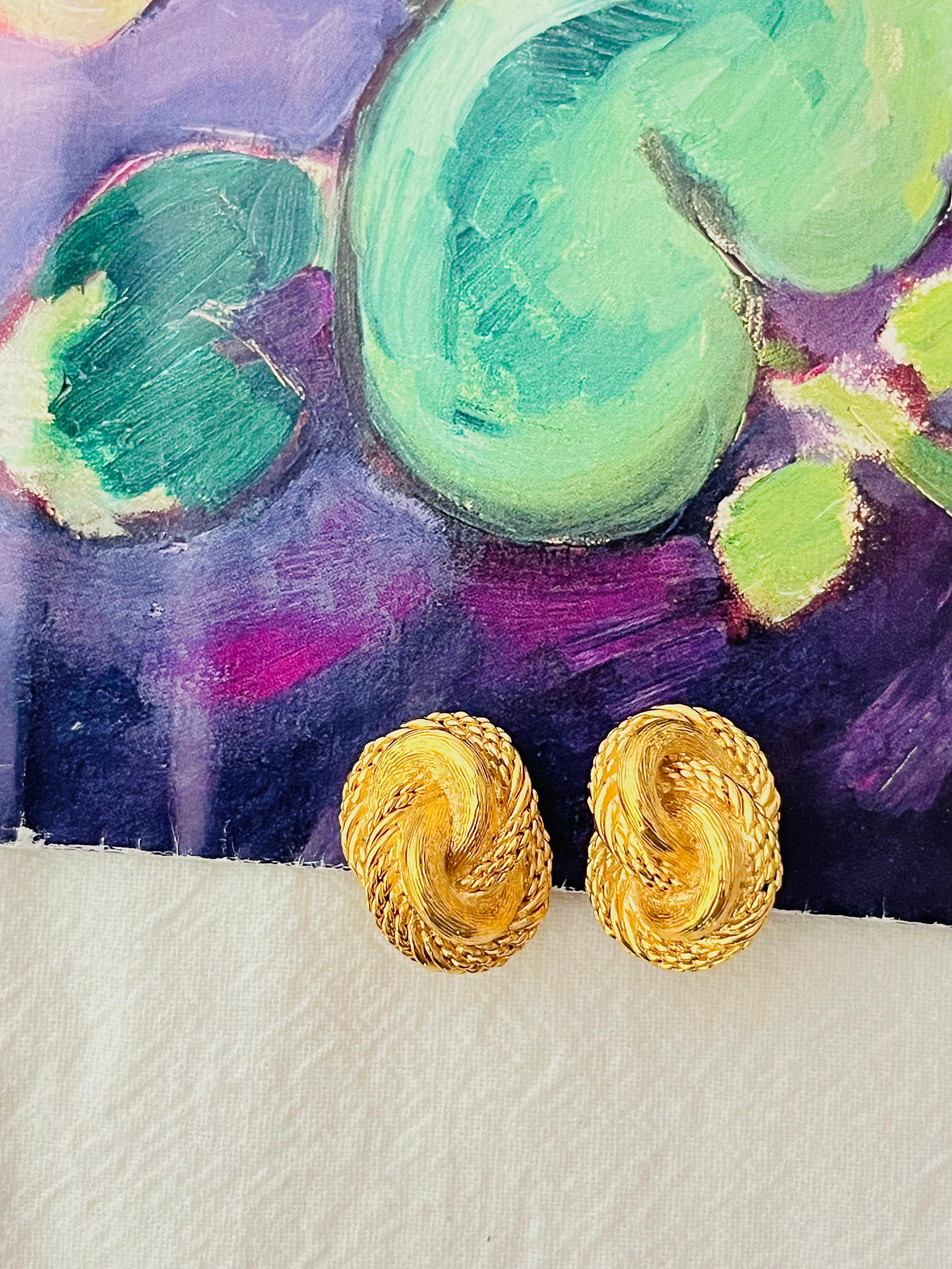 Christian Dior Vintage 1980er Jahre Texturierte ineinandergreifende gedrehte Gold-Clip-Ohrringe mit gedrehtem Knoten (Art déco) im Angebot