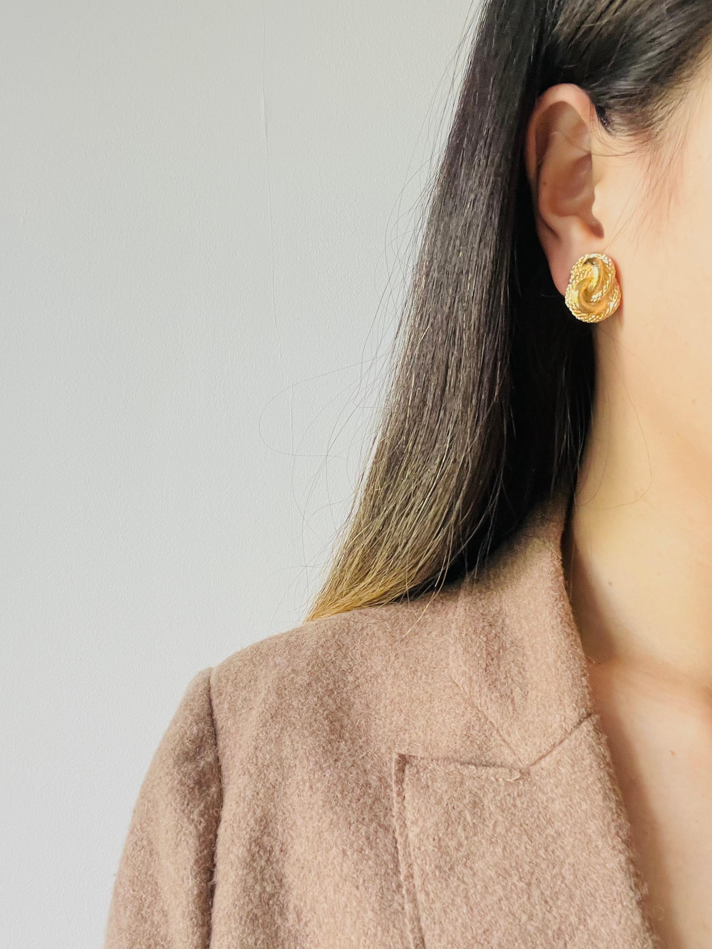 Christian Dior Vintage 1980er Jahre Texturierte ineinandergreifende gedrehte Gold-Clip-Ohrringe mit gedrehtem Knoten im Angebot 1