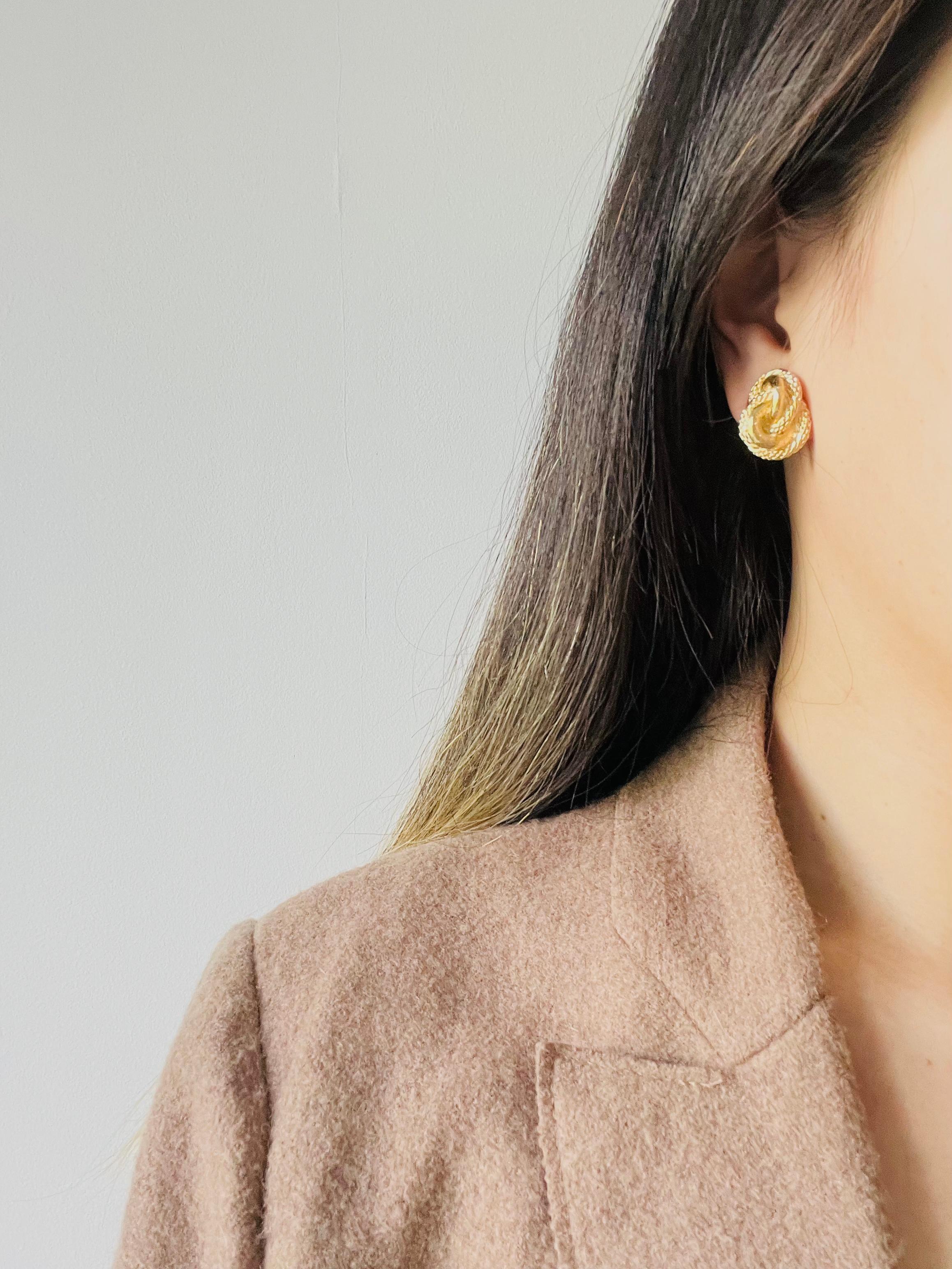 Christian Dior Vintage 1980er Jahre Texturierte ineinandergreifende gedrehte Gold-Clip-Ohrringe mit gedrehtem Knoten im Angebot 2