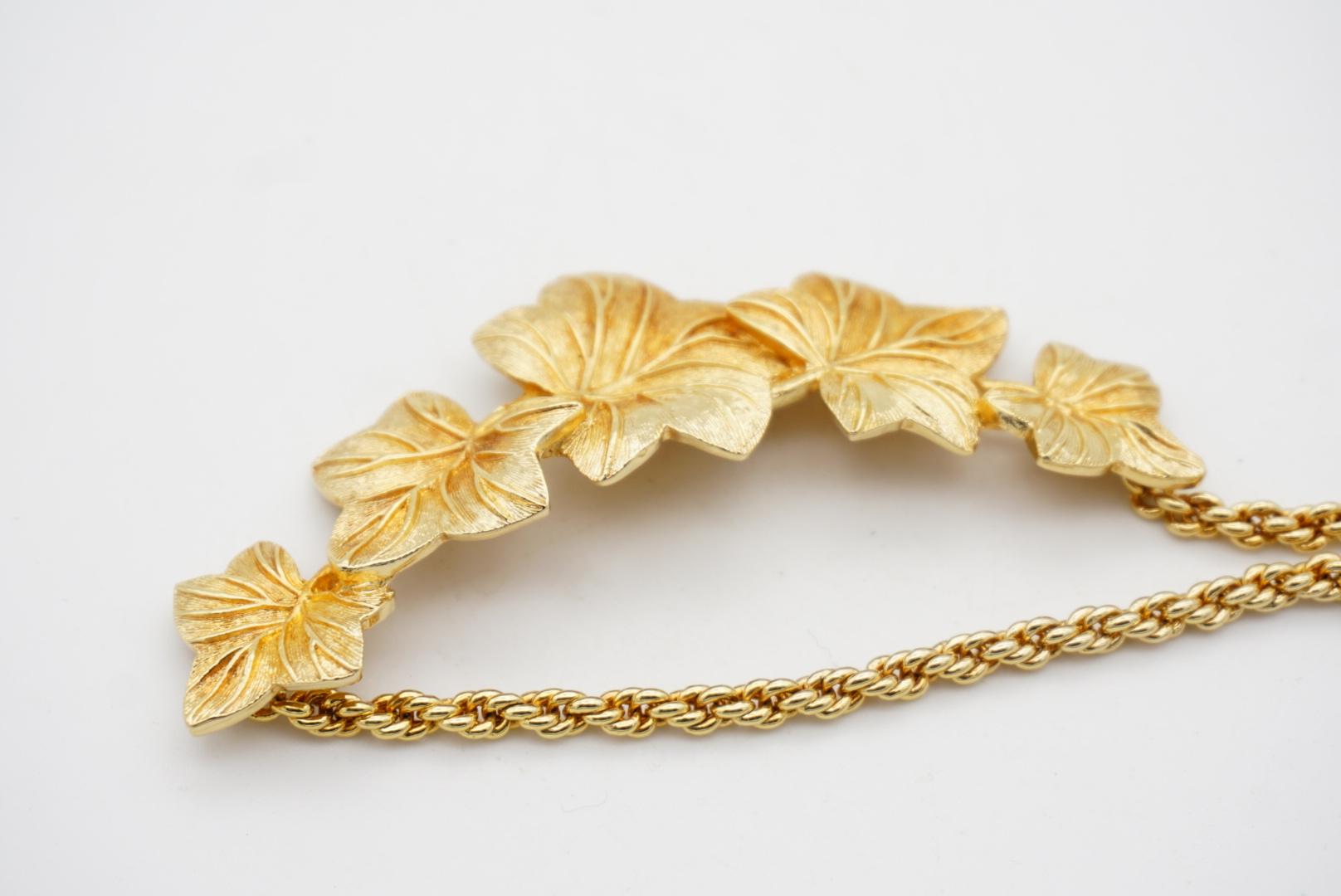 Christian Dior Vintage 1980s Textured Ivy Maple Five Leaf Pendant Gold Necklace For Sale 4