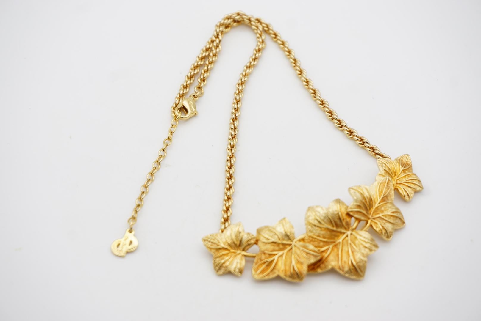 Christian Dior Vintage 1980s Textured Ivy Maple Five Leaf Pendant Gold Necklace For Sale 7