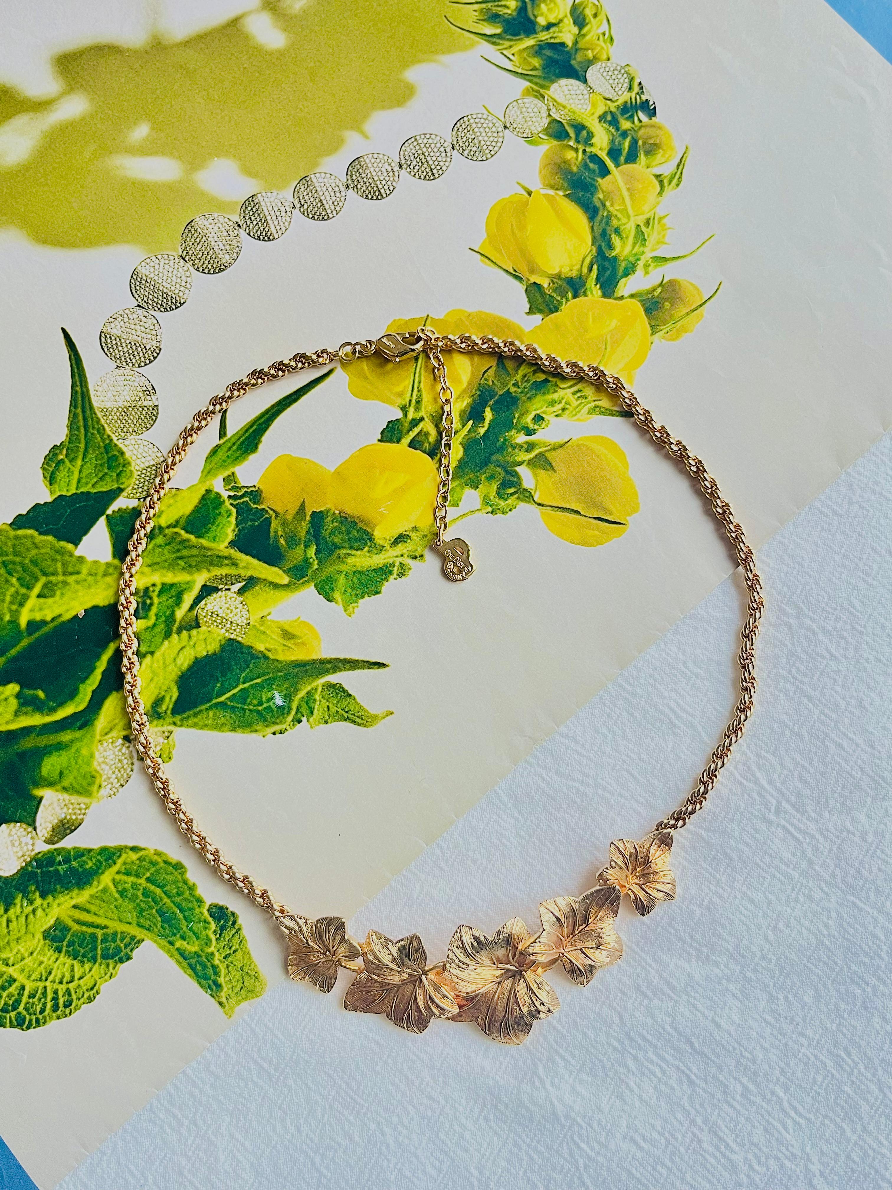 Georgian Christian Dior Vintage 1980s Textured Ivy Maple Five Leaf Pendant Gold Necklace For Sale