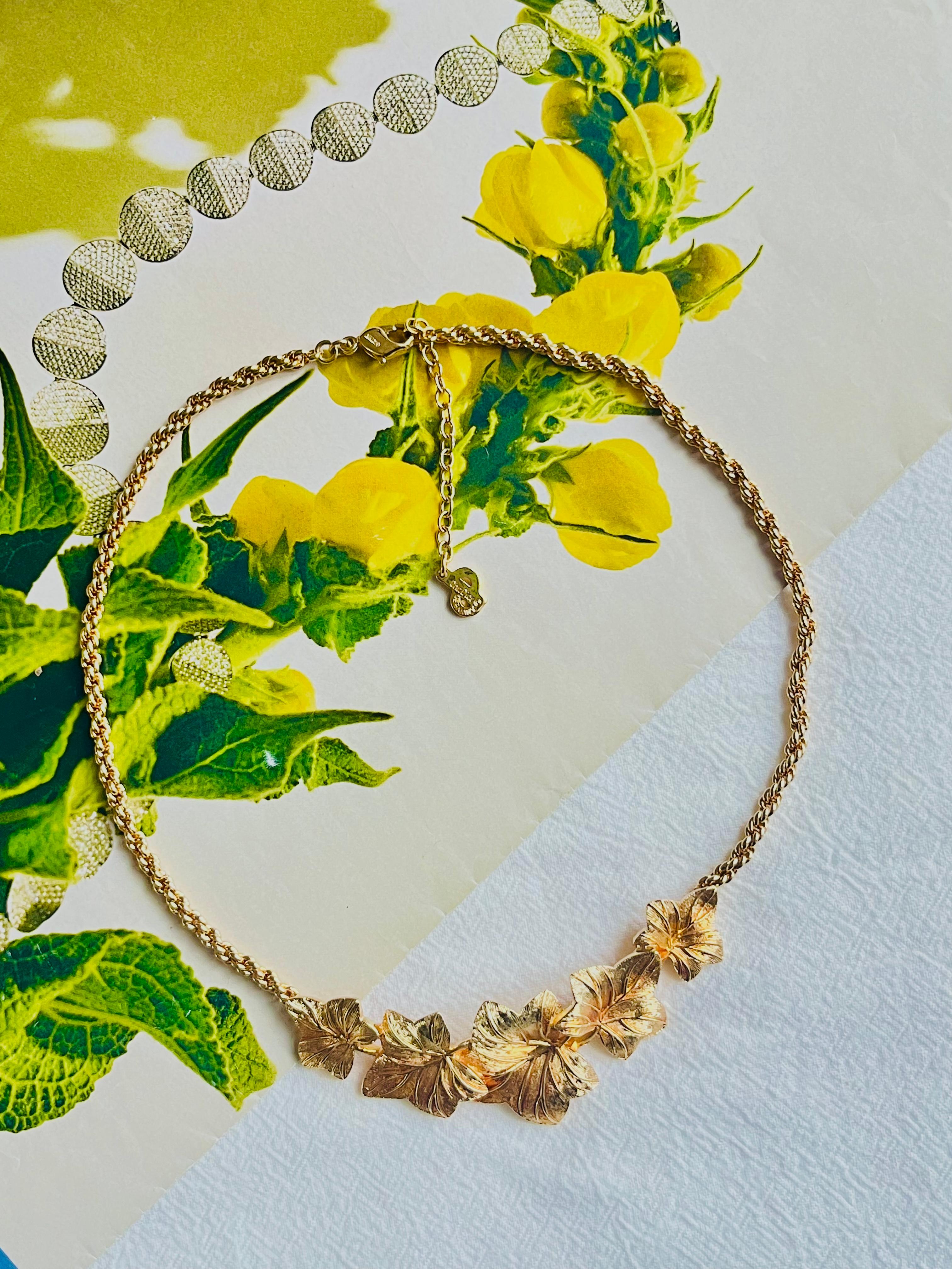 Georgian Christian Dior Vintage 1980s Textured Ivy Maple Five Leaf Pendant Gold Necklace For Sale
