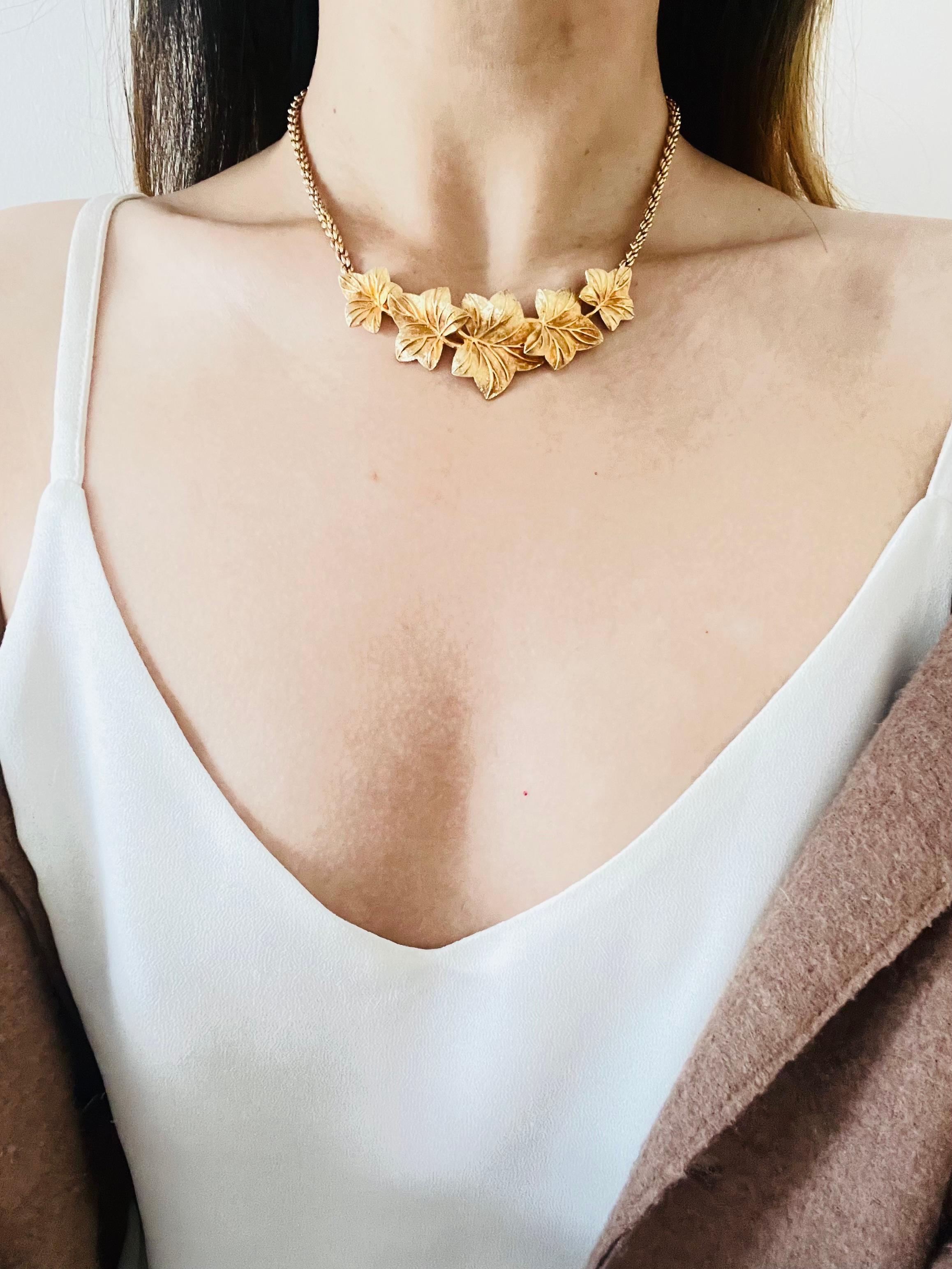 Christian Dior Vintage 1980s Textured Ivy Maple Five Leaf Pendant Gold Necklace For Sale 2