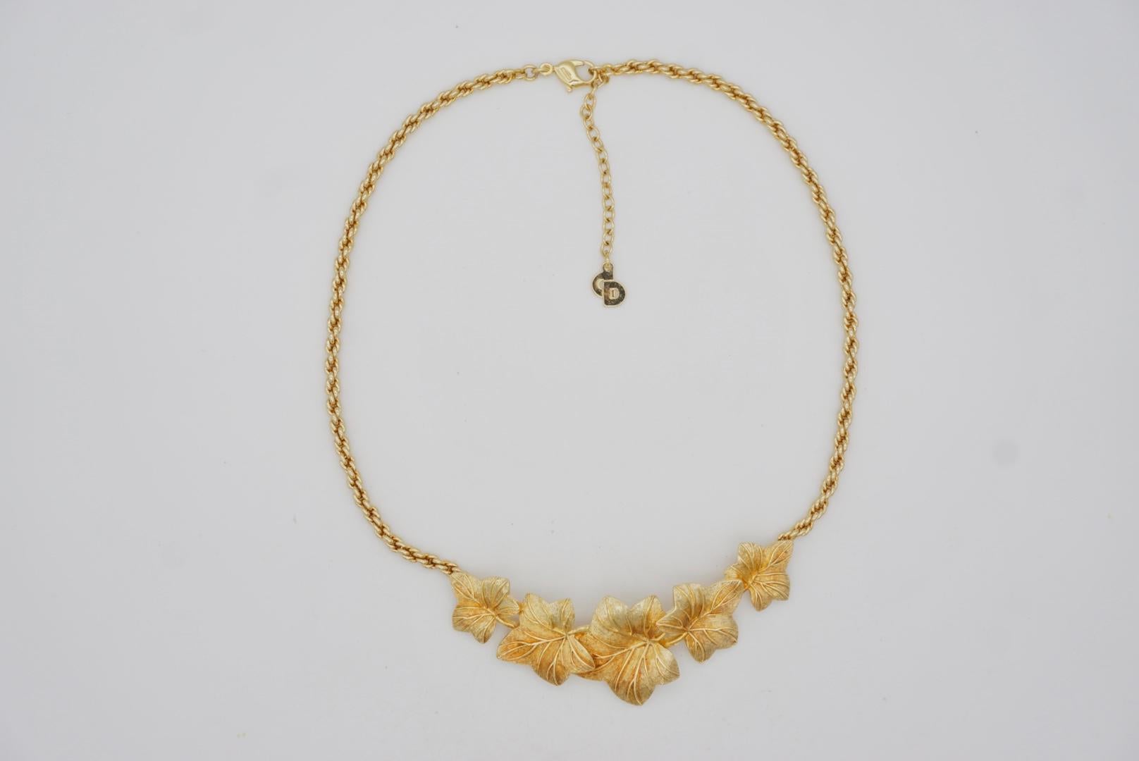 Christian Dior Vintage 1980s Textured Ivy Maple Five Leaf Pendant Gold Necklace For Sale 3