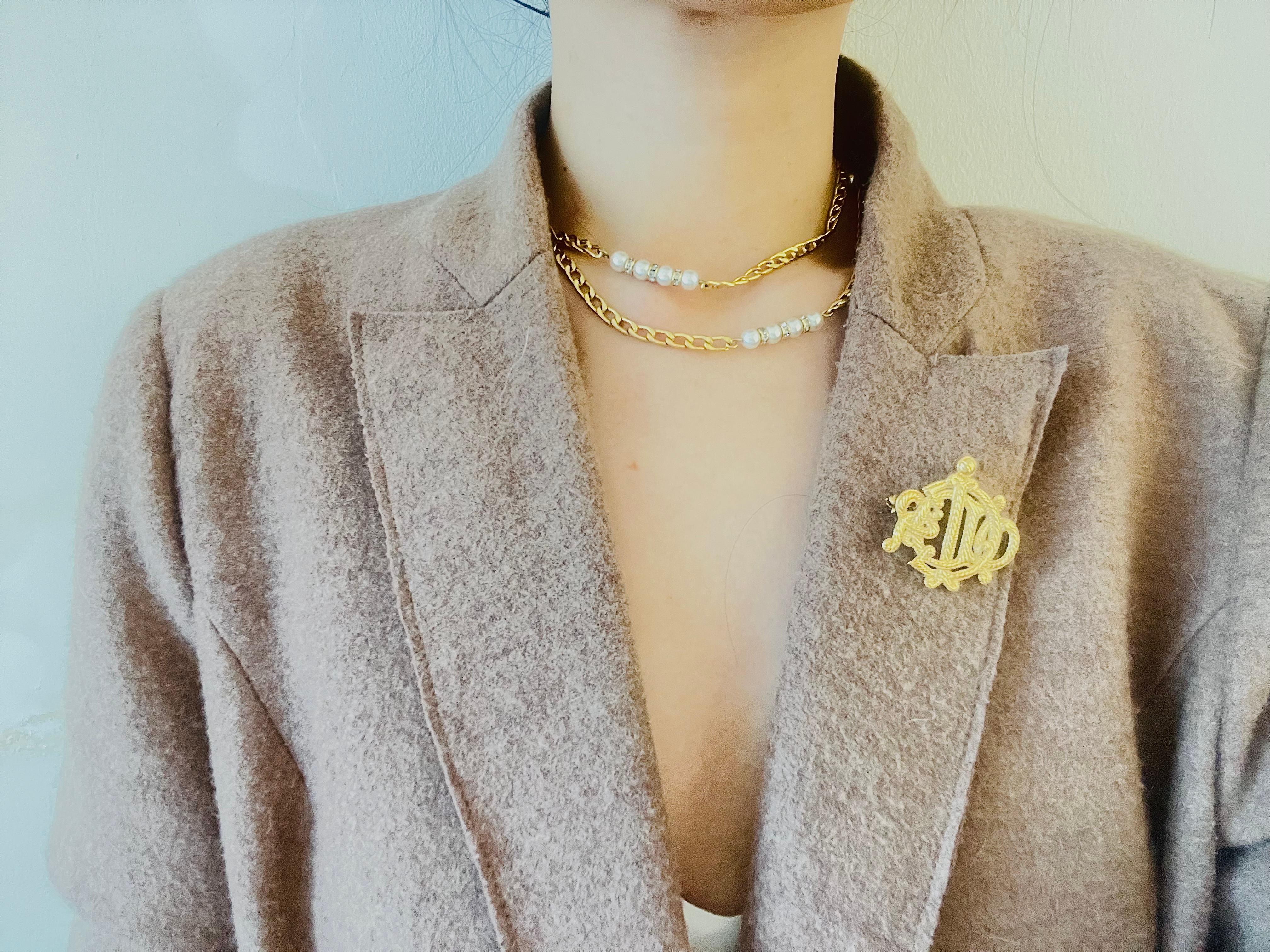 Christian Dior Vintage Goldbrosche mit strukturiertem, großem Logo und Seil, 1980er Jahre für Damen oder Herren im Angebot