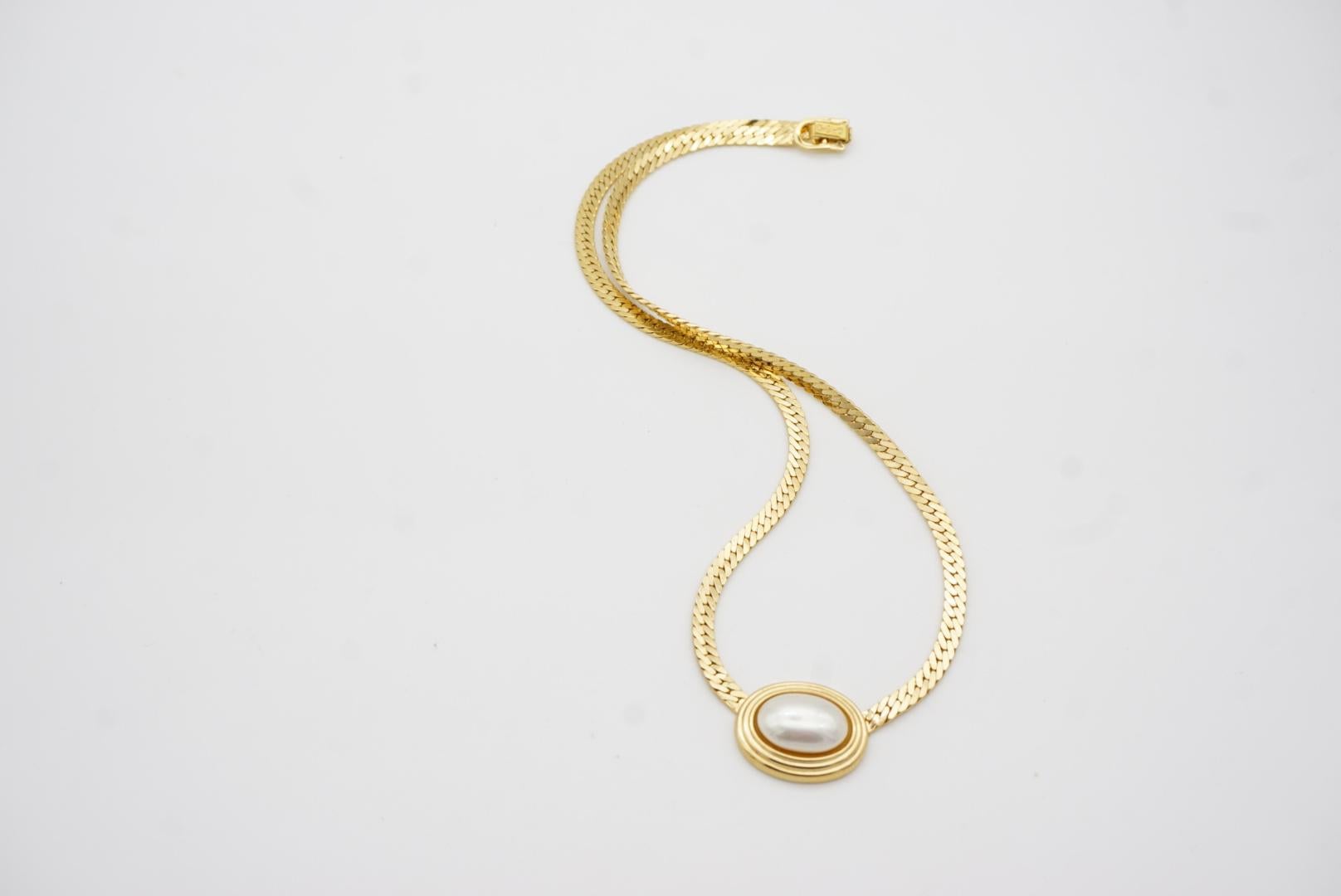 Christian Dior Vintage anni '80 Collana con ciondolo ovale di perle bianche Eleg in vendita 6