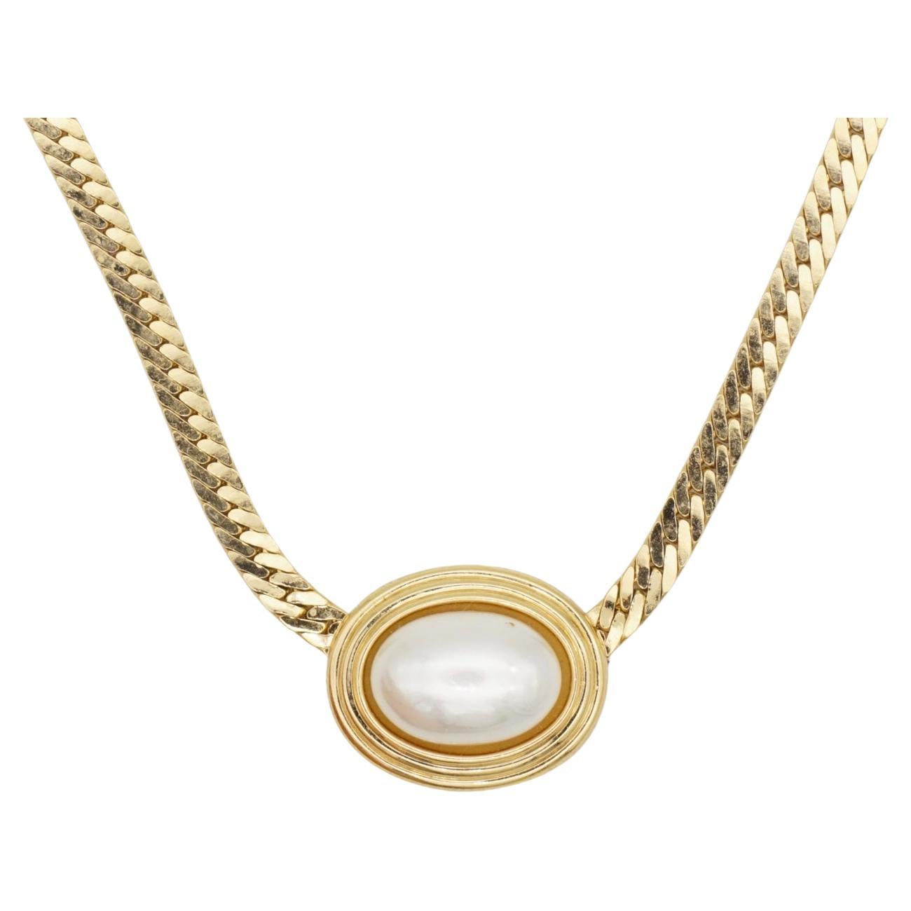 Christian Dior Vintage anni '80 Collana elegante con ciondolo ovale di perle bianche, placcata in oro

Ottime condizioni. Molto bello. 100% autentico.

Ha più di 40 anni. Si tratta di un gioiello molto elegante e raro. Marcato 'Chr.Dior (C)'.