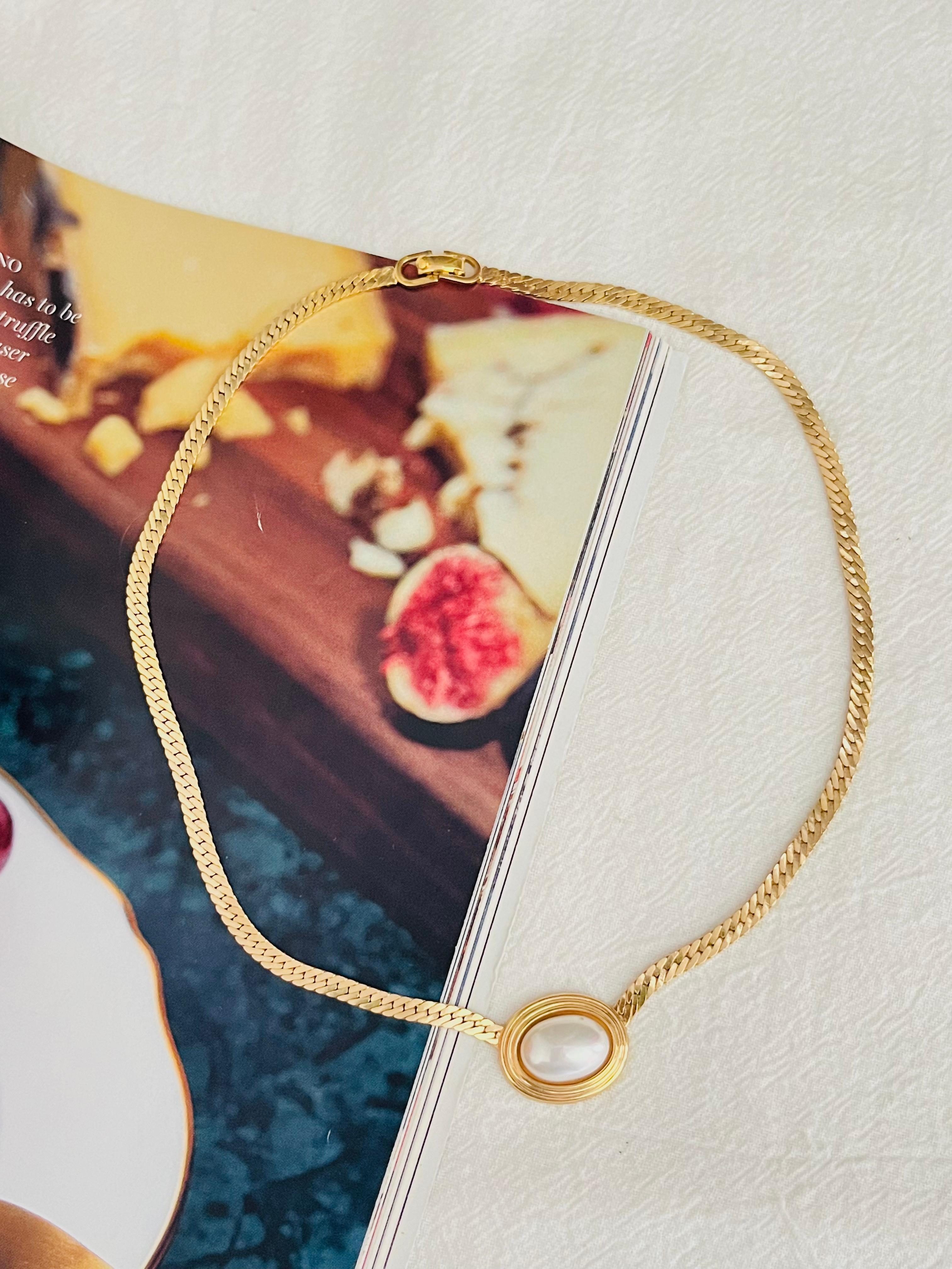 da uomo o donna Christian Dior Vintage anni '80 Collana con ciondolo ovale di perle bianche Eleg in vendita