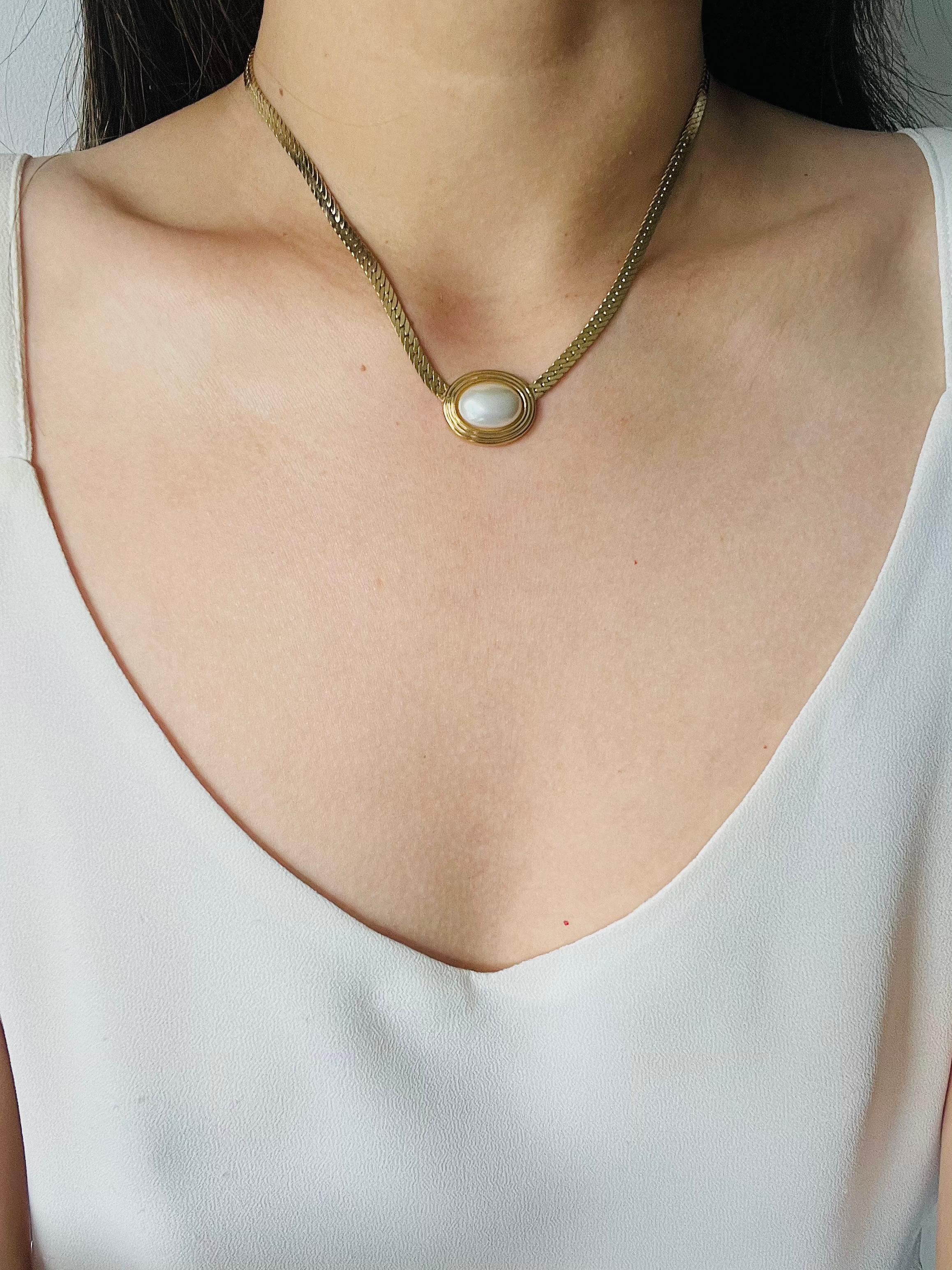 Christian Dior Vintage anni '80 Collana con ciondolo ovale di perle bianche Eleg in vendita 1